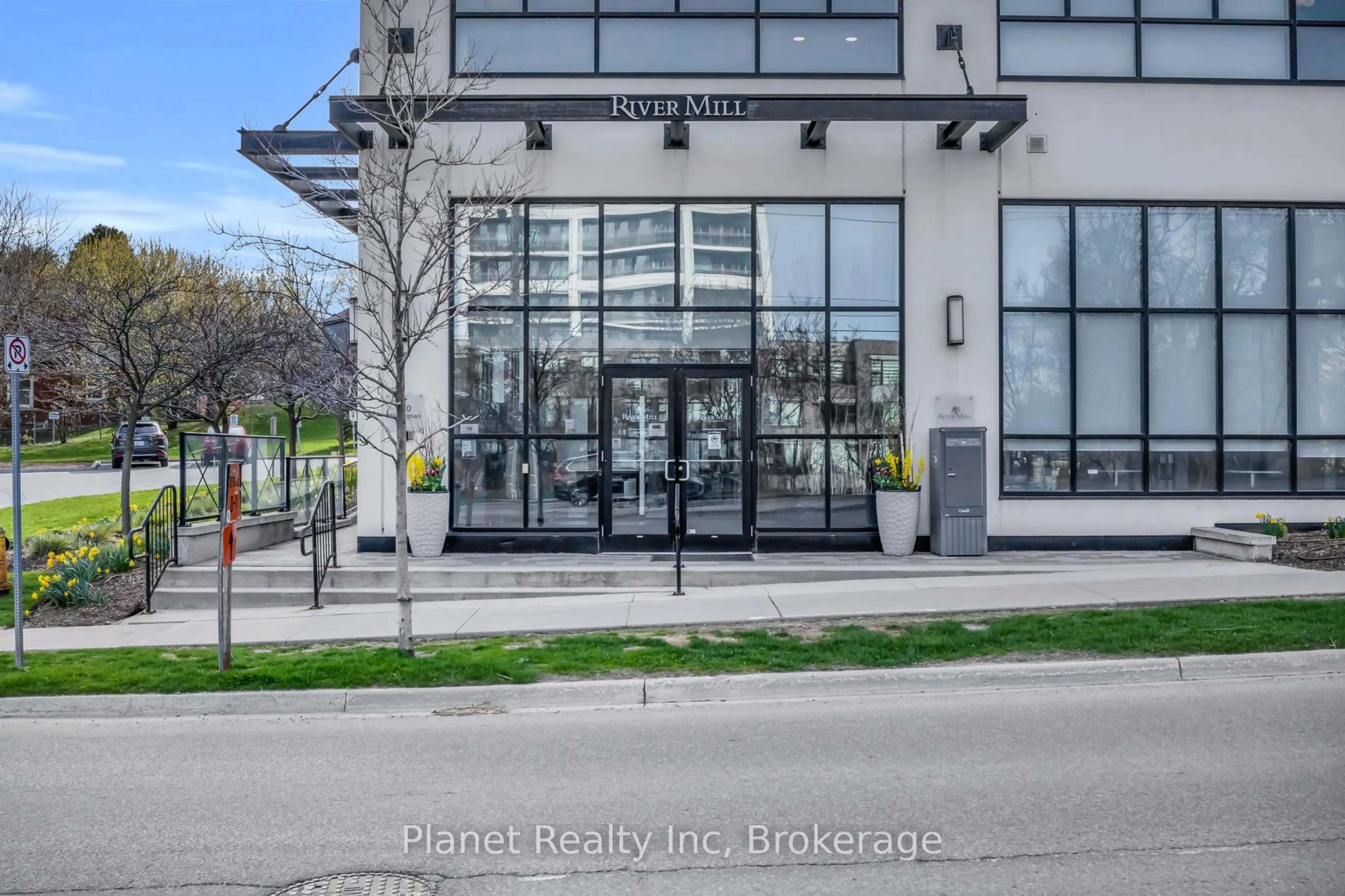Indoor foyer for 150 WELLINGTON St #409, Guelph Ontario N1H 0B5