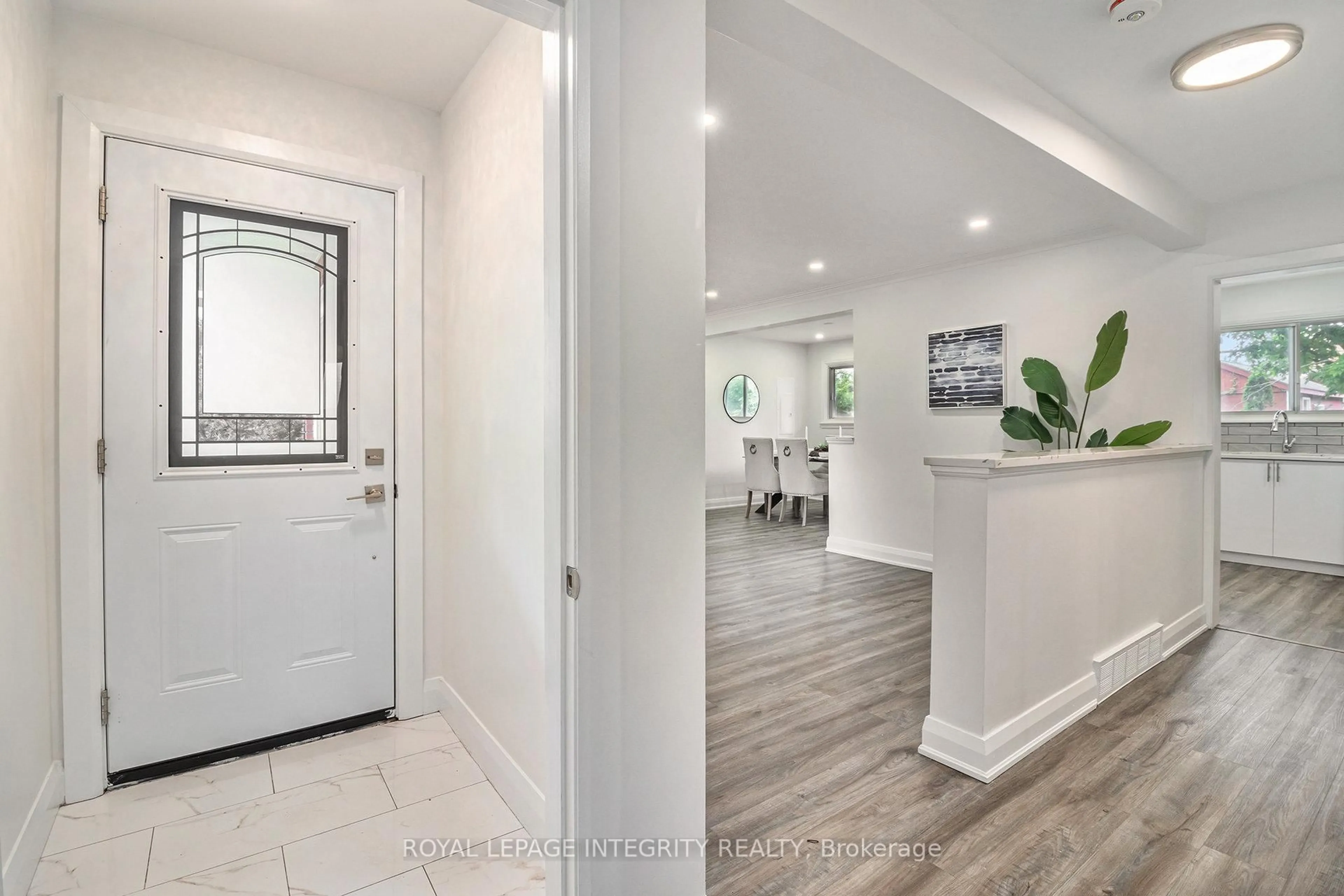 Indoor entryway for 2389 Sheldon Ave, Ottawa Ontario K2C 1K4