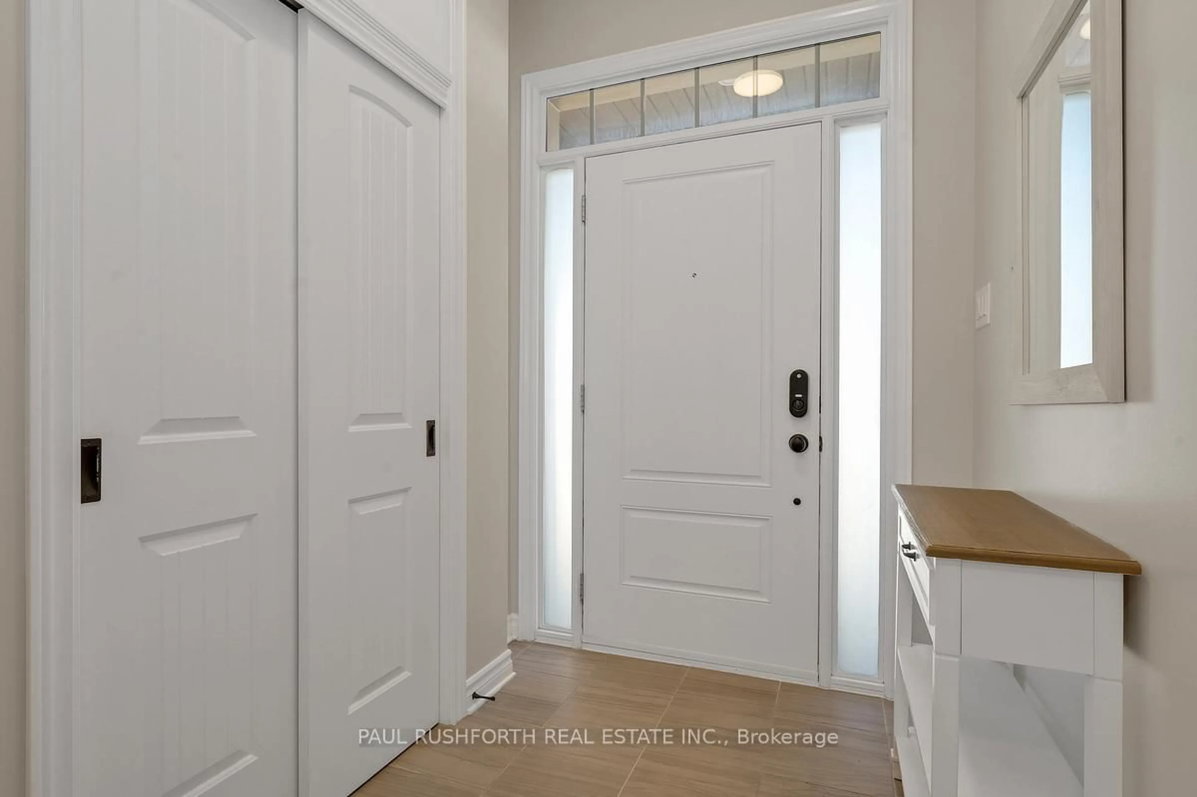 Indoor entryway for 10 Cento Way, Ottawa Ontario K2S 0W4