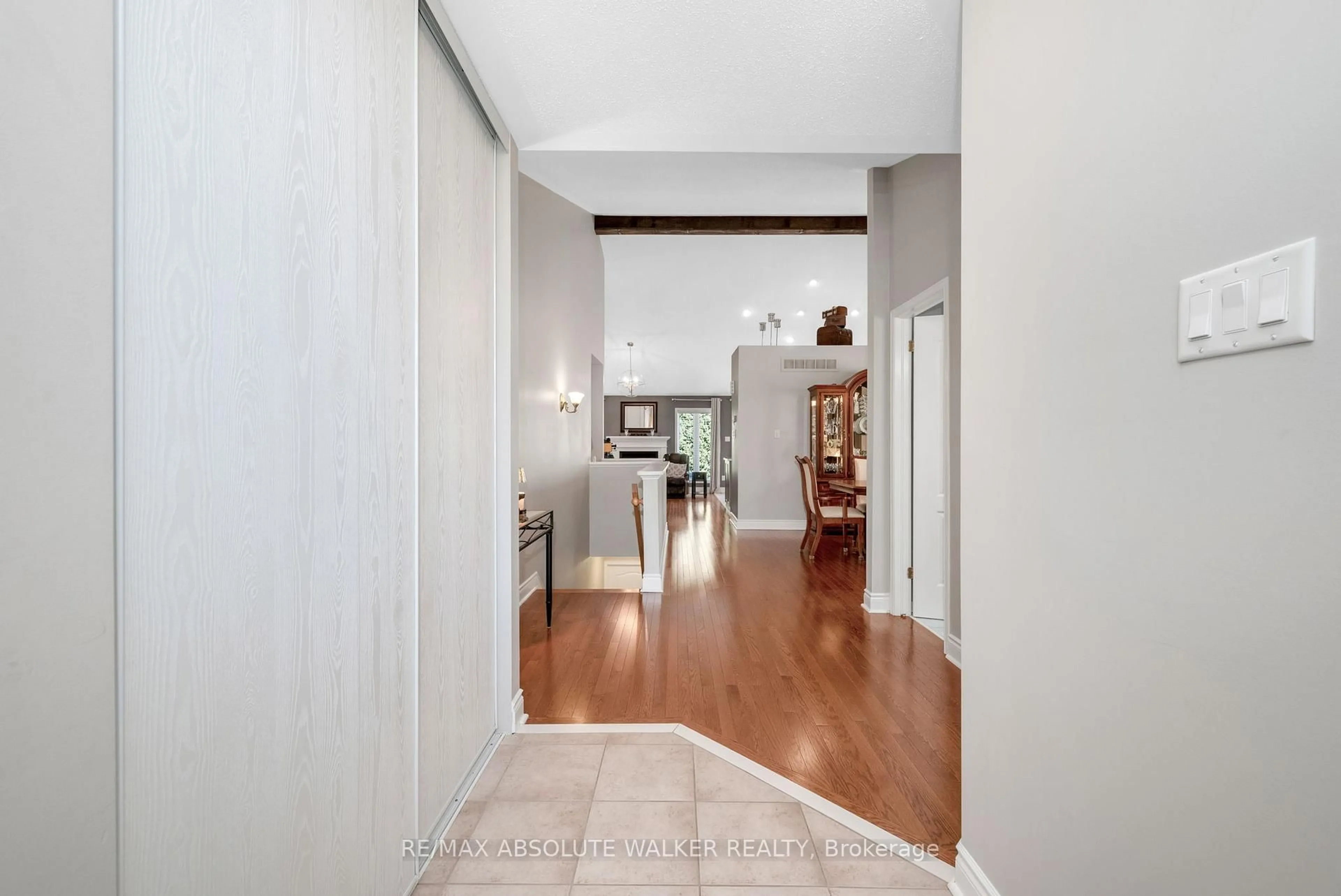 Indoor entryway for 2109 Ricardo St, Ottawa Ontario K4A 4K6