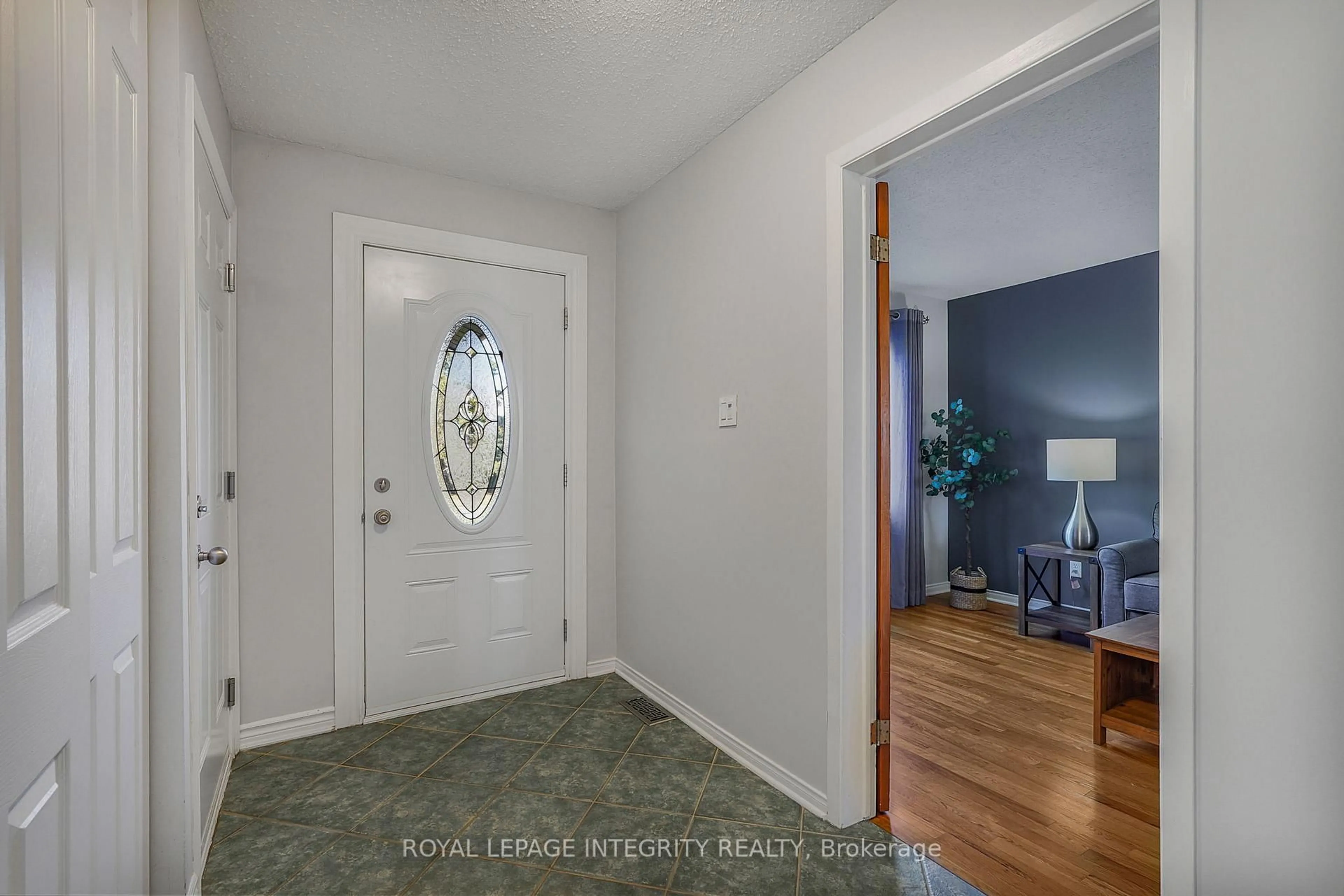 Indoor entryway for 641 Apollo Way, Ottawa Ontario K4A 1T5