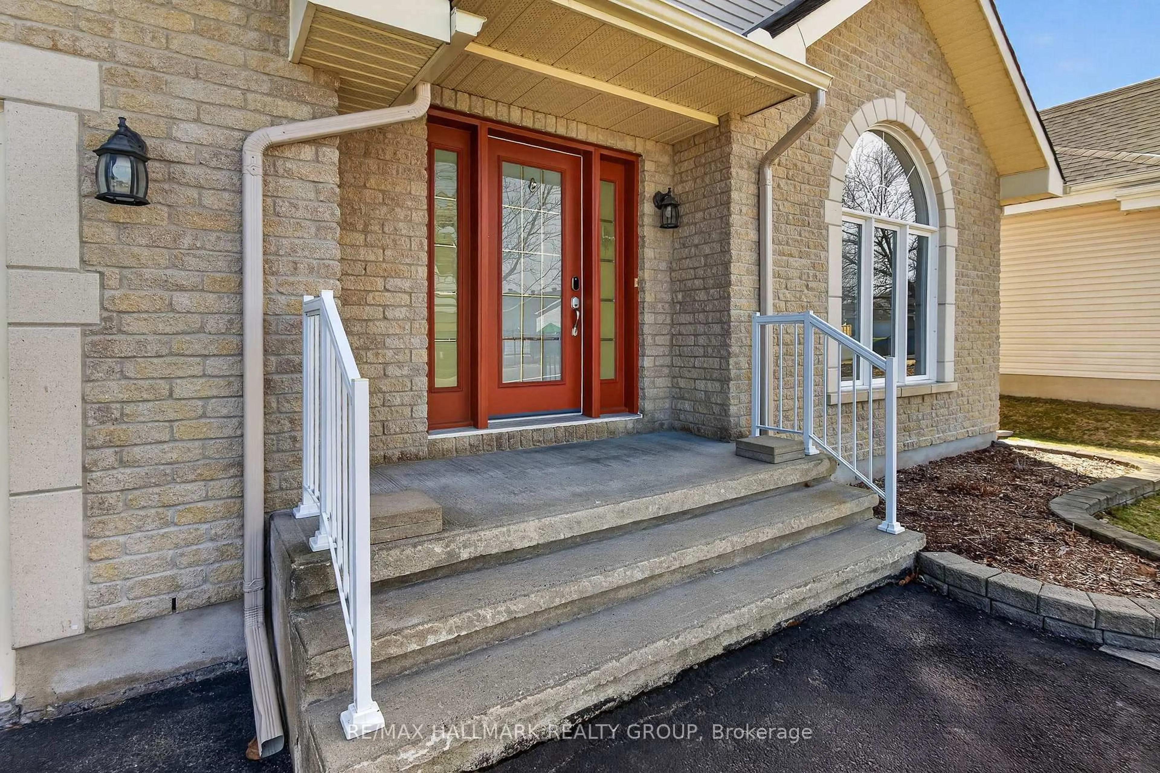Indoor entryway for 131 Beaumont Ave, Clarence-Rockland Ontario K4K 1R7