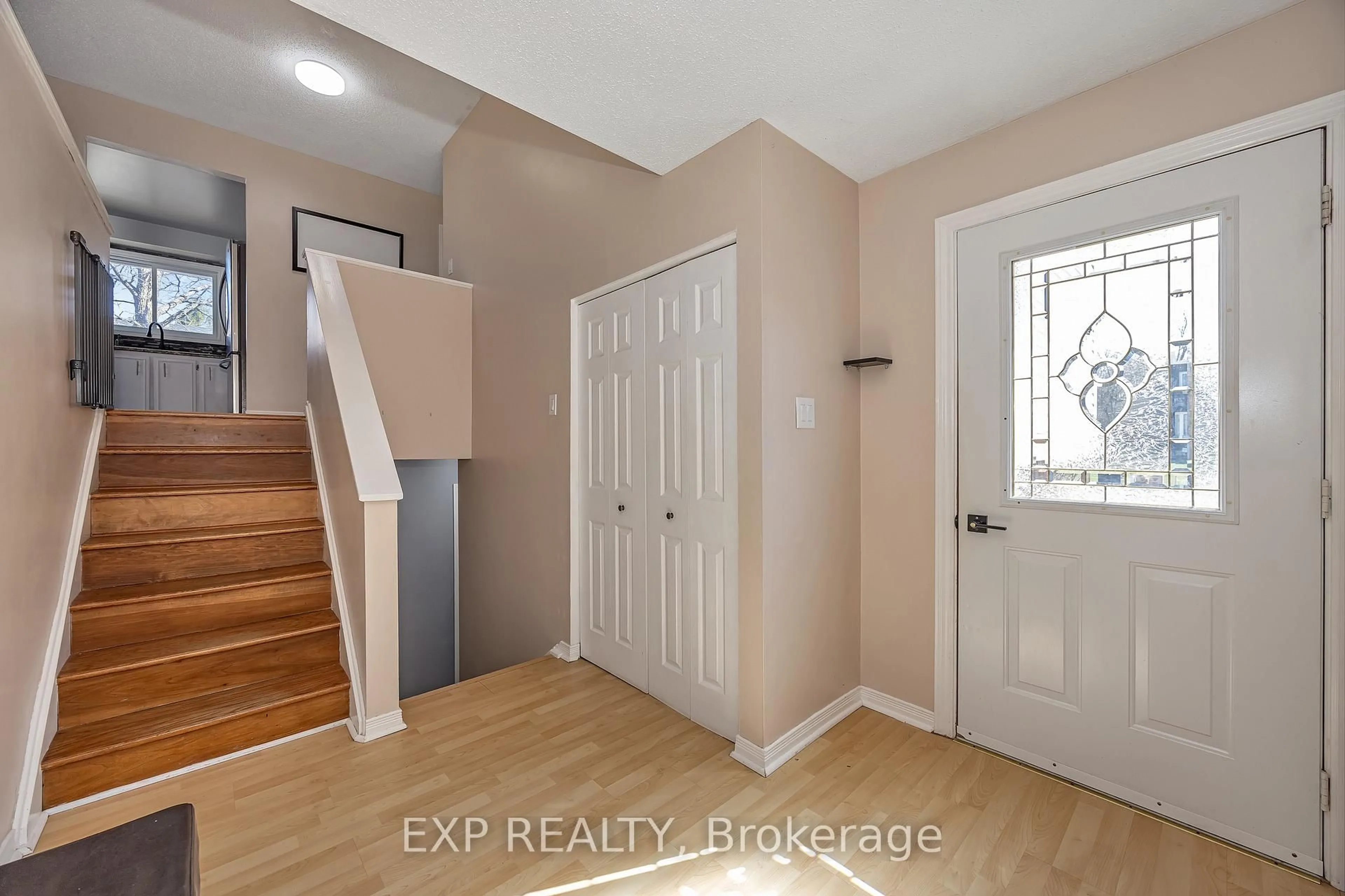 Indoor entryway for 46 NELSON St, Carleton Place Ontario K7C 3X2
