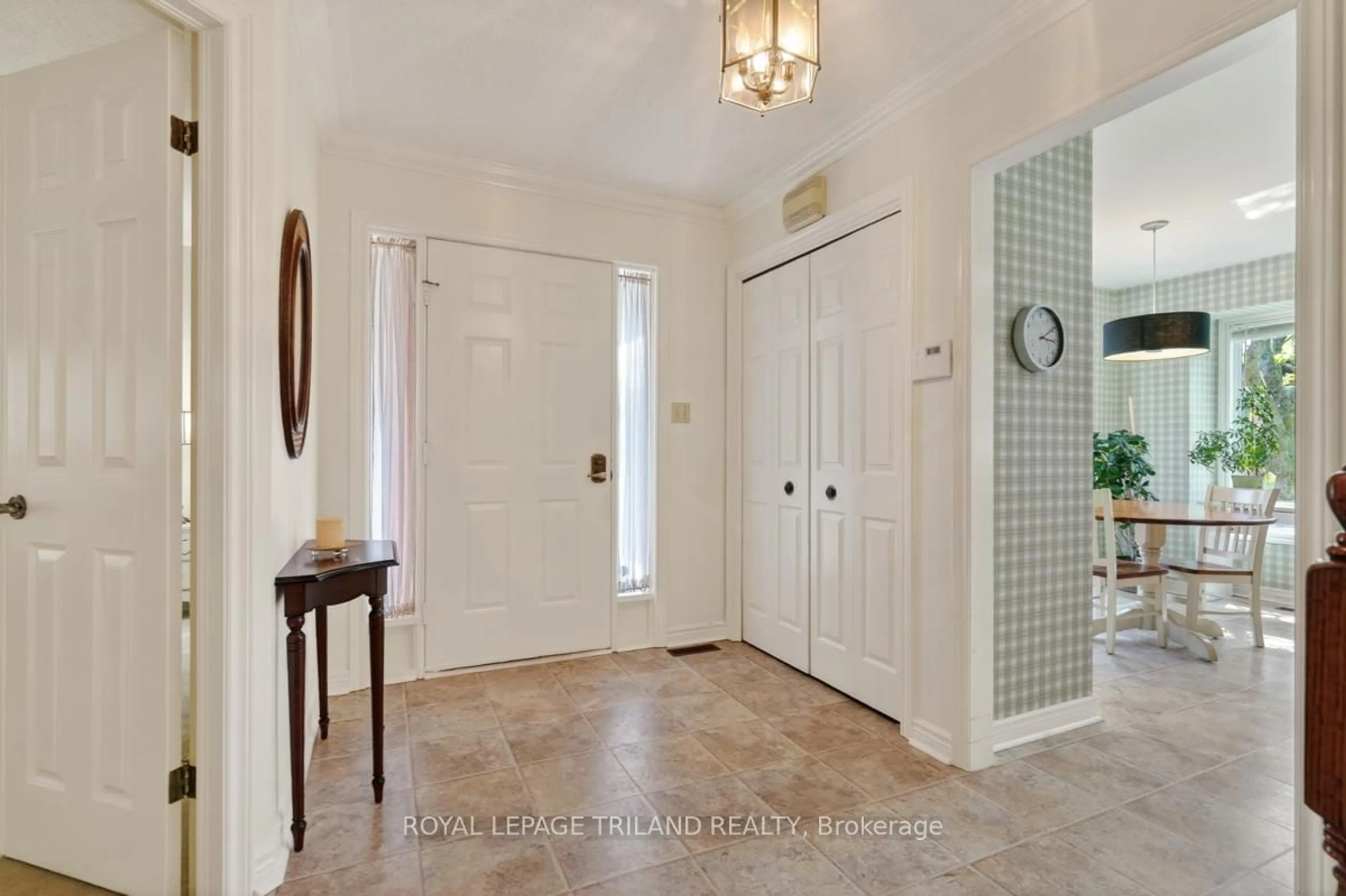 Indoor entryway for 65 Fiddlers Green Rd #29, London North Ontario N6H 4V5