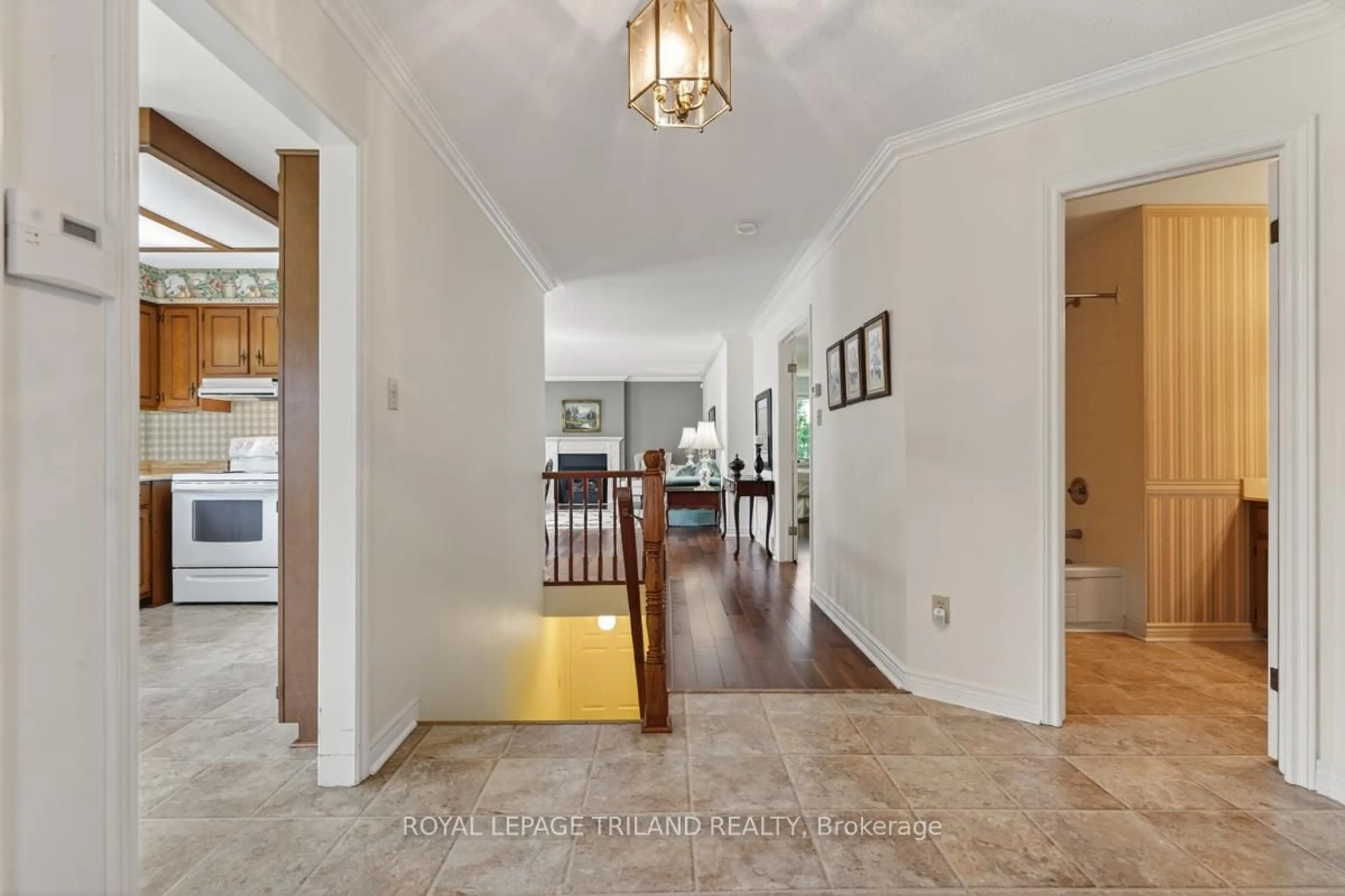 Indoor foyer for 65 Fiddlers Green Rd #29, London North Ontario N6H 4V5
