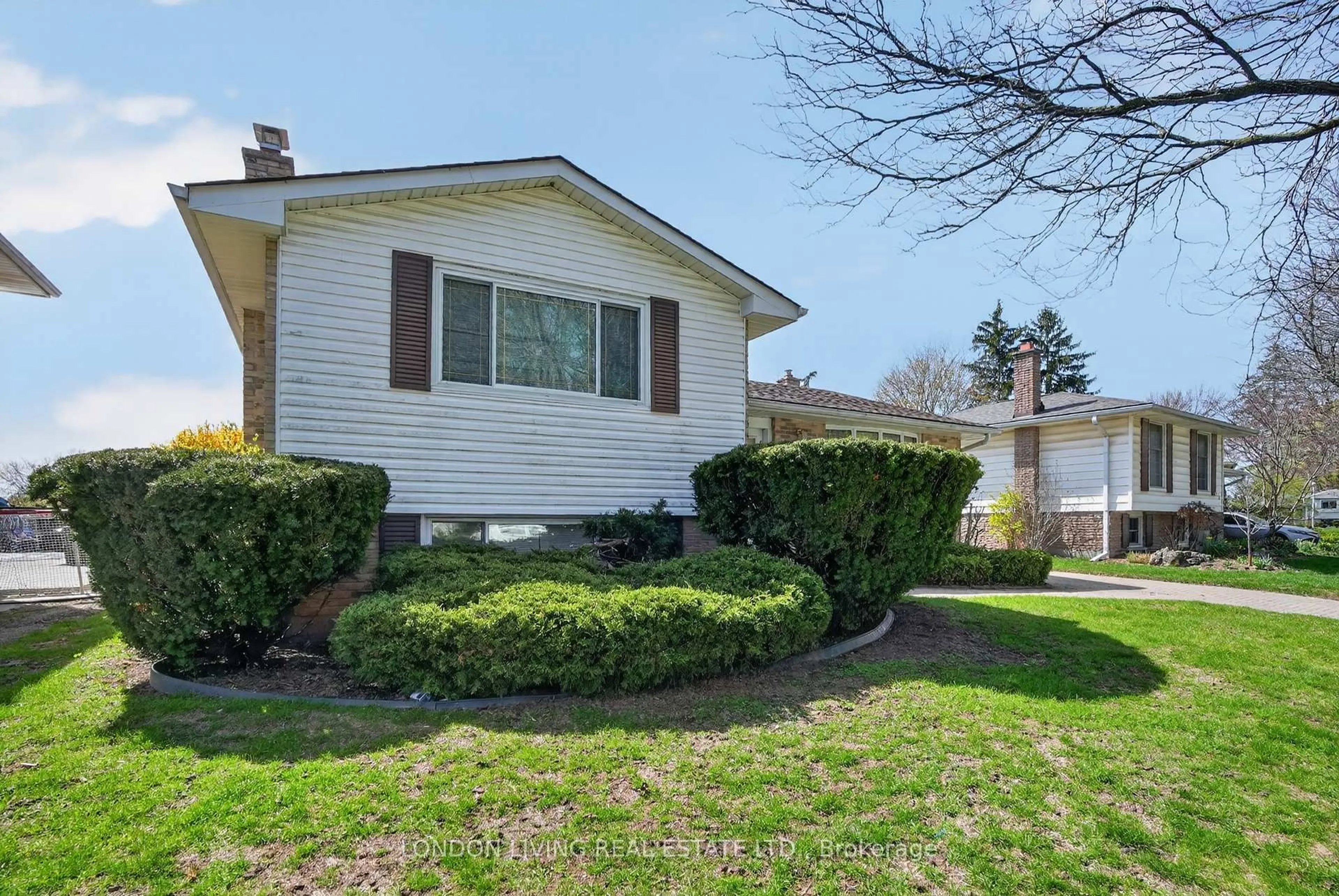 Home with vinyl exterior material, street for 172 Meridene Cres, London North Ontario N5X 1G2