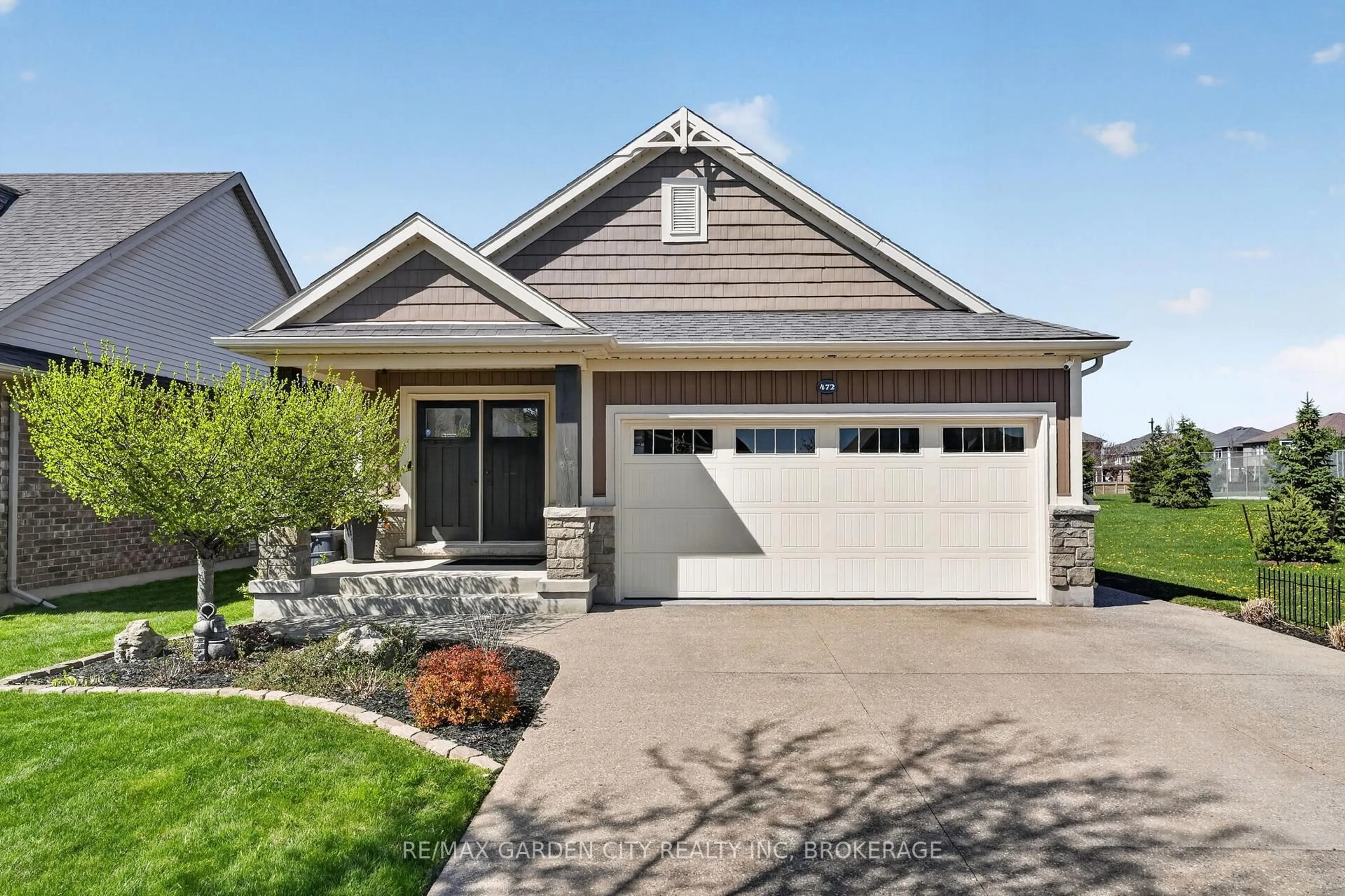 Home with vinyl exterior material, street for 472 Gaiser Rd, Welland Ontario L3C 0B9