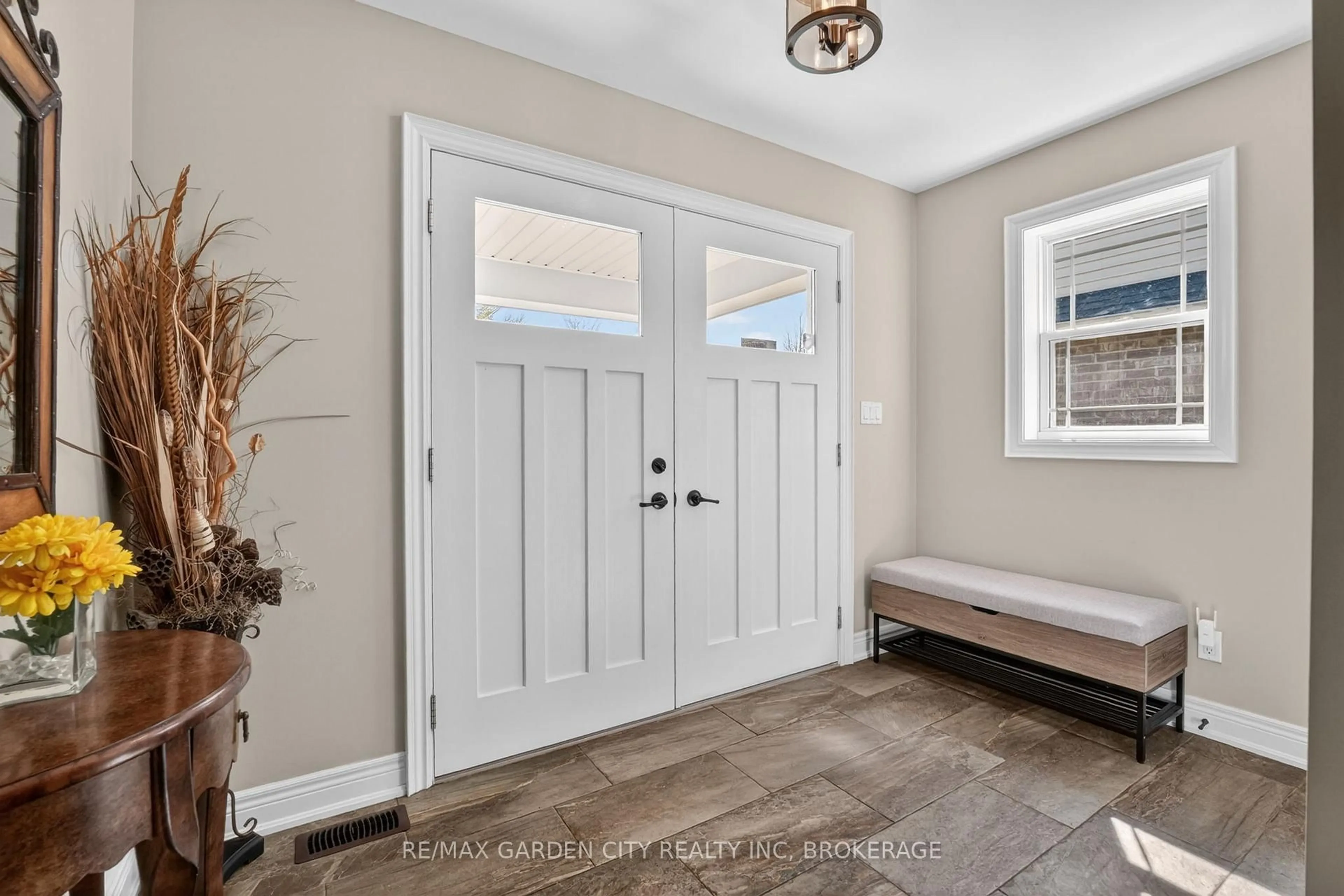 Indoor entryway for 472 Gaiser Rd, Welland Ontario L3C 0B9