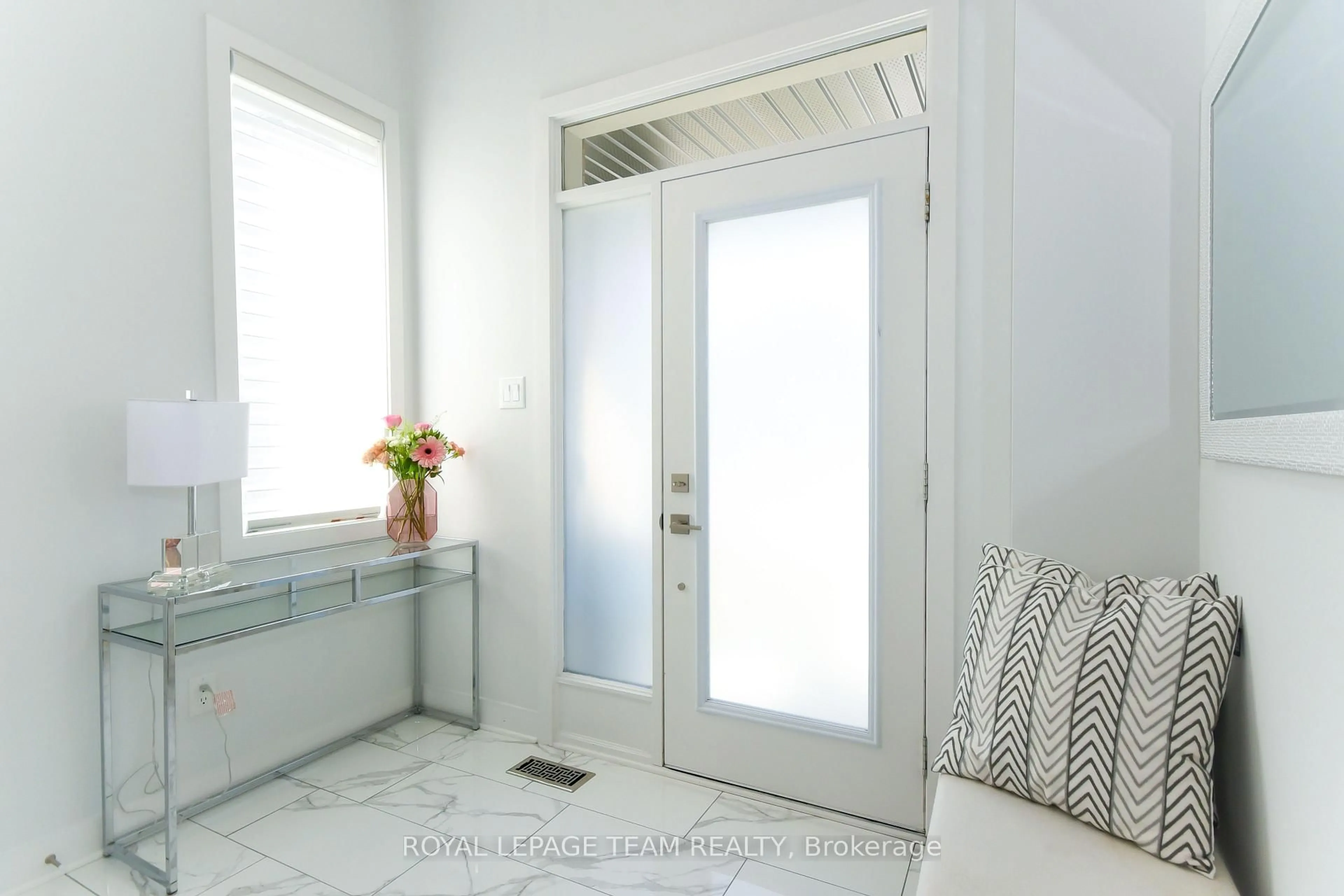 Indoor entryway for 725 Capricorn Circ, Ottawa Ontario K4M 0J4
