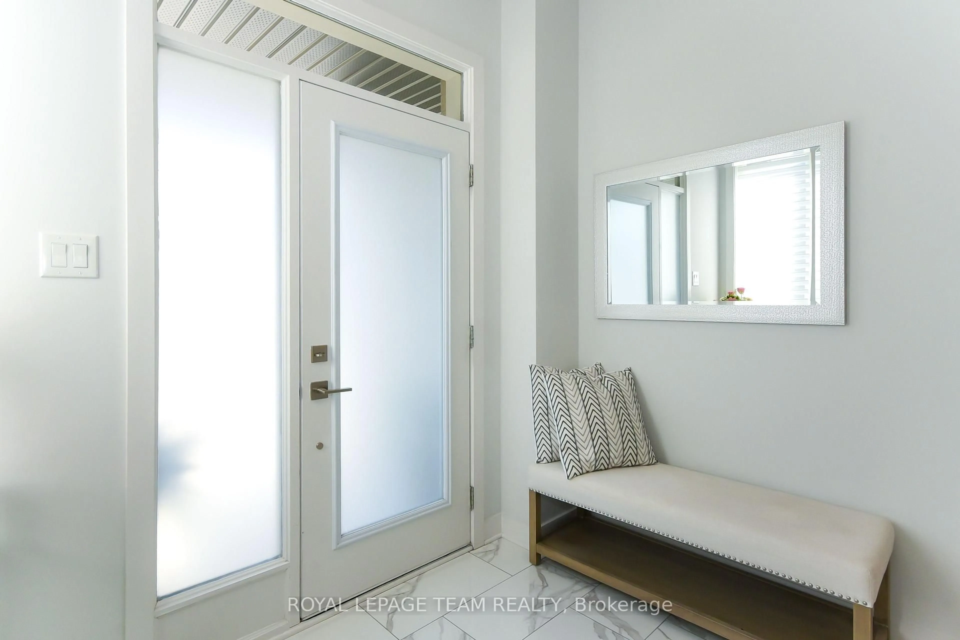 Indoor entryway for 725 Capricorn Circ, Ottawa Ontario K4M 0J4
