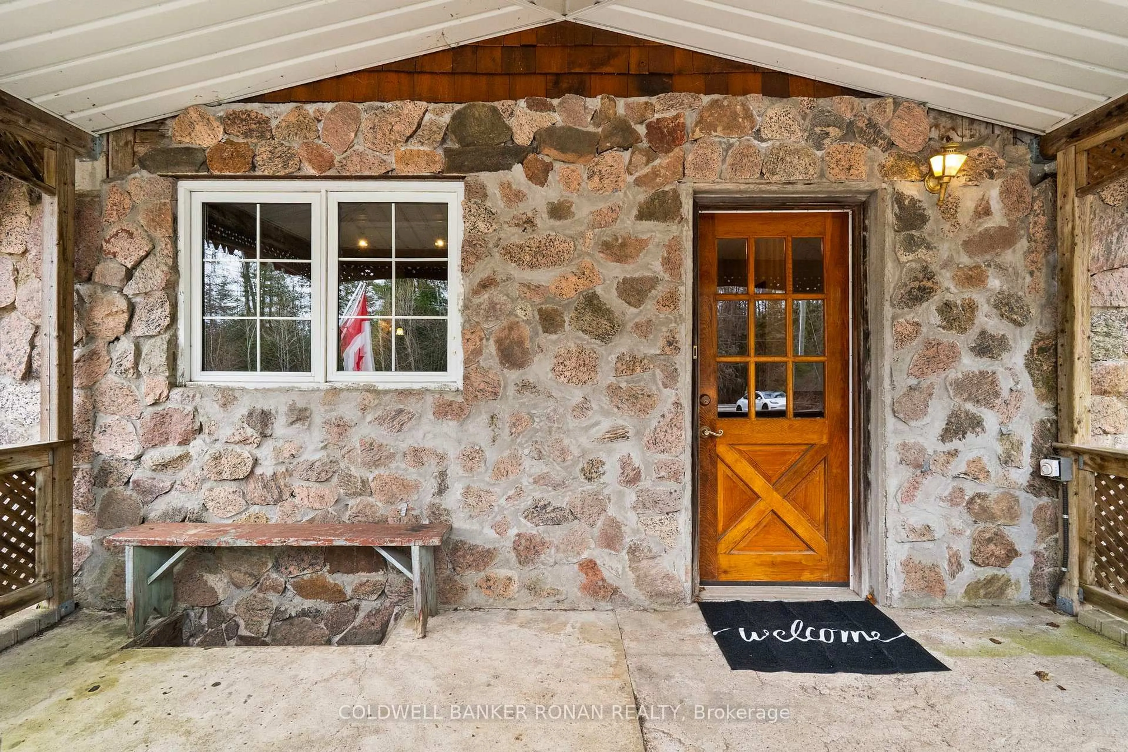 Indoor entryway for 797 Forest Lake Rd, Joly Ontario L9R 1X6