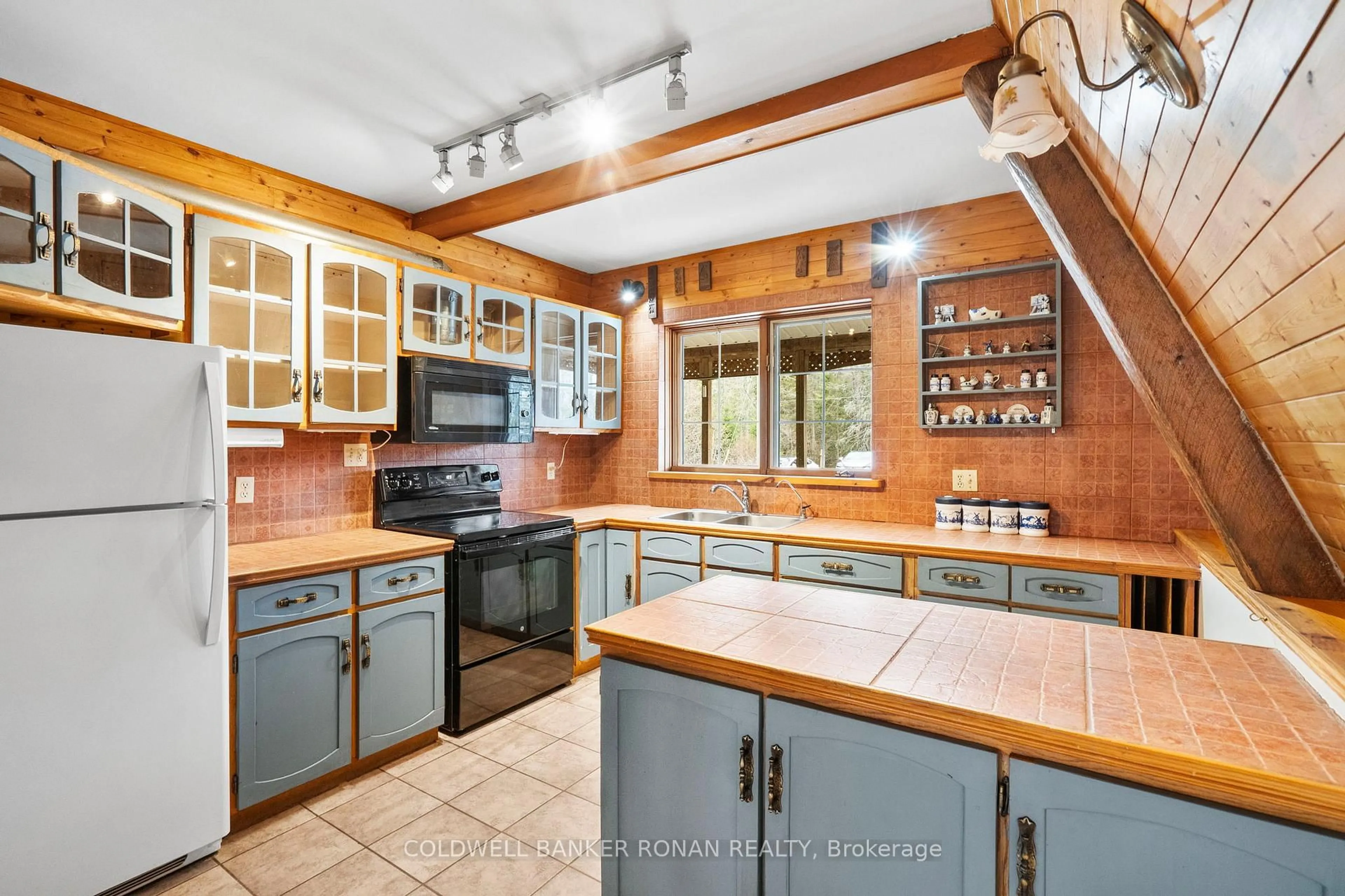 Open concept kitchen, ceramic/tile floor for 797 Forest Lake Rd, Joly Ontario L9R 1X6