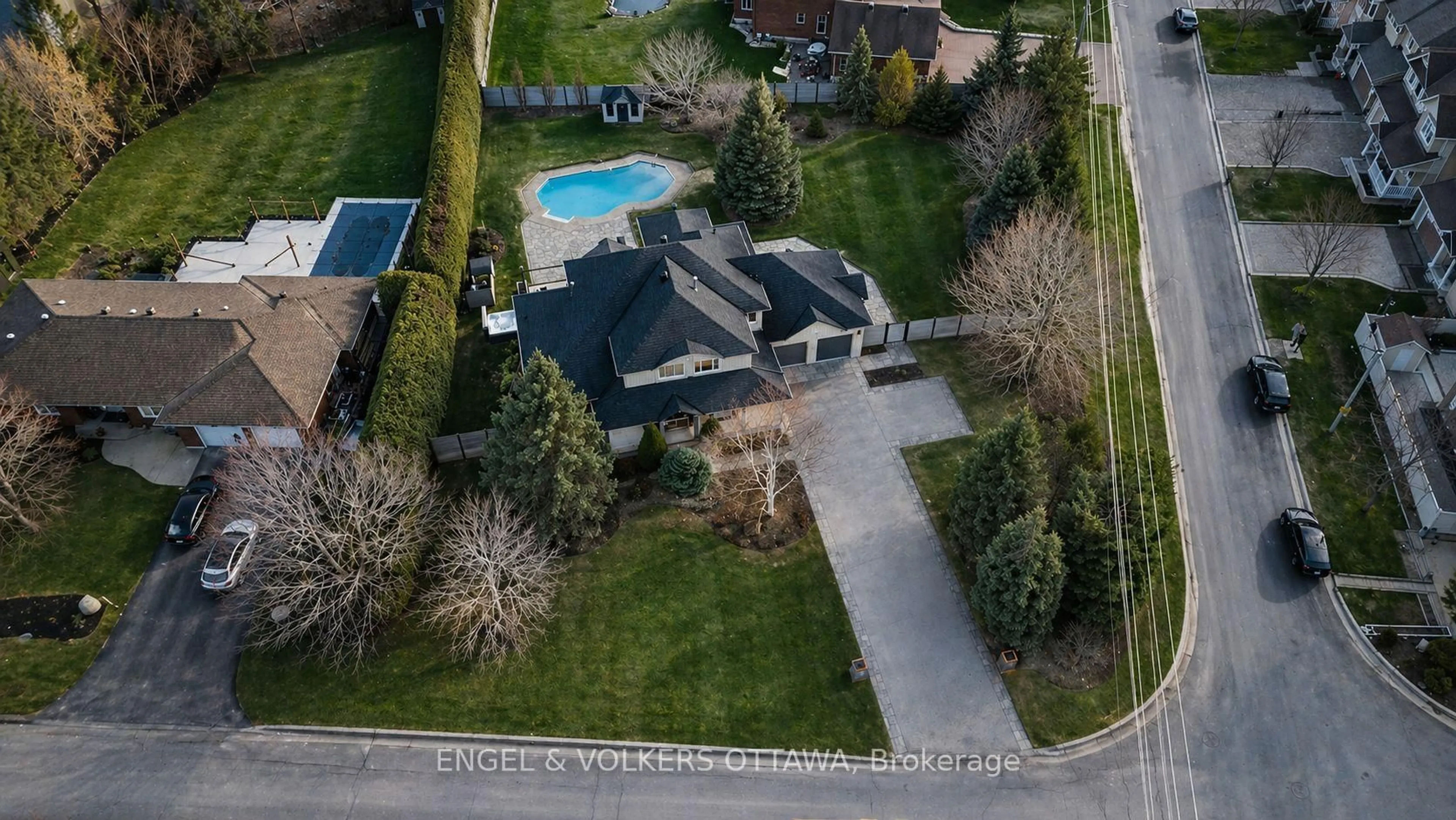 A pic from outside/outdoor area/front of a property/back of a property/a pic from drone, street for 32 Barcham Cres, Ottawa Ontario K2J 3Z7