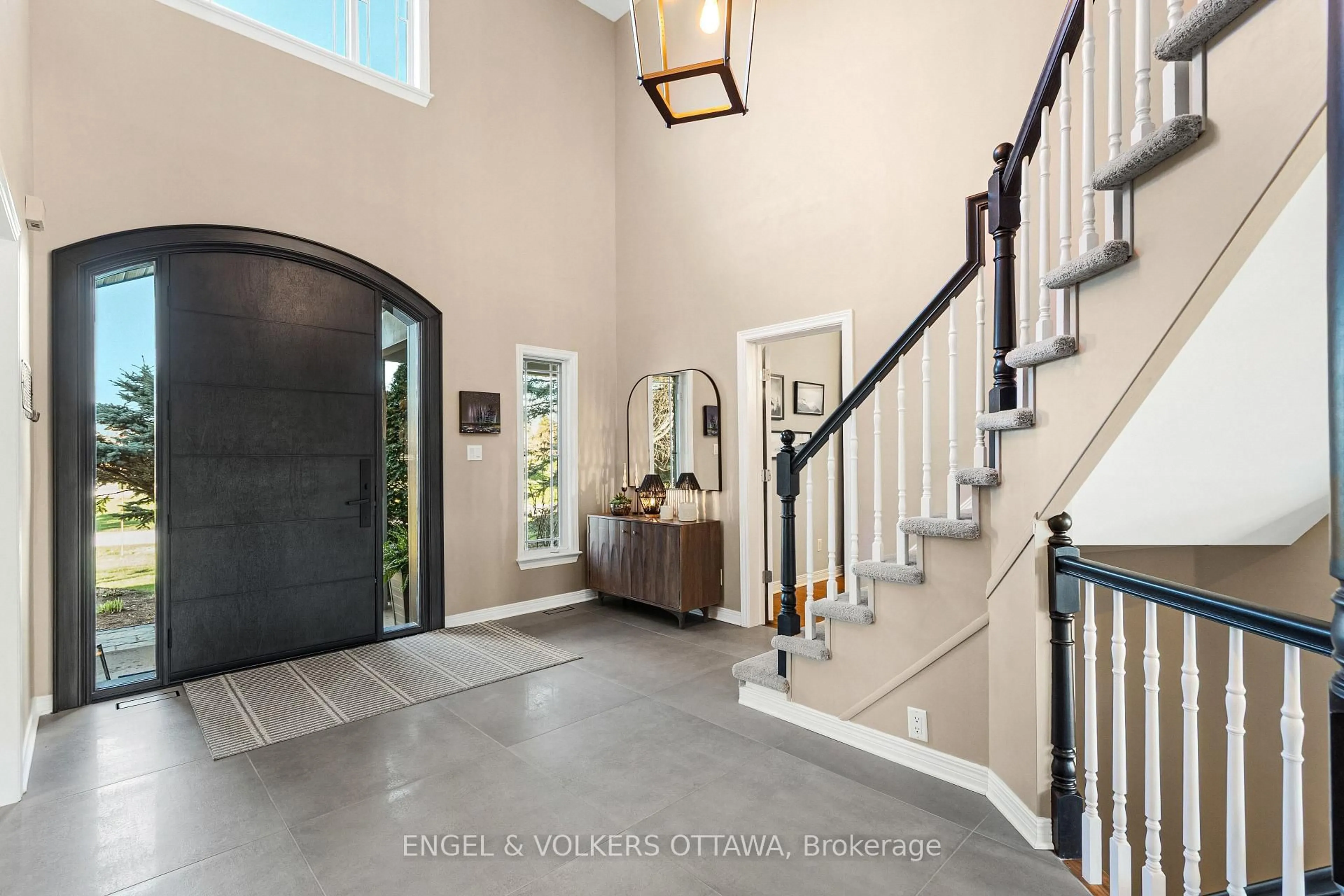 Indoor entryway for 32 Barcham Cres, Ottawa Ontario K2J 3Z7