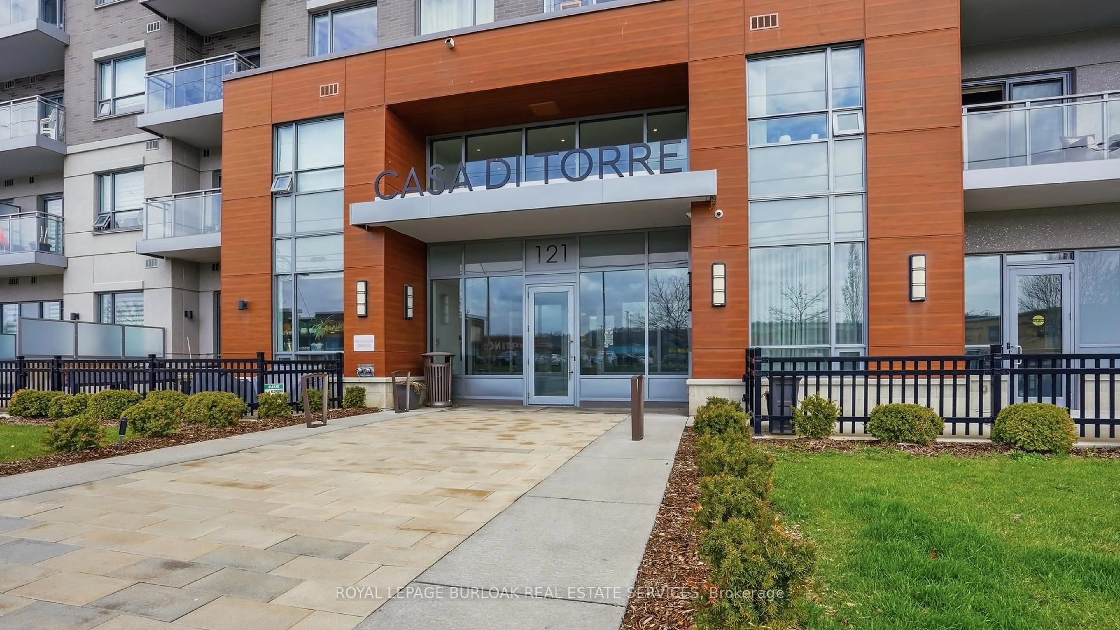 Indoor foyer for 121 Highway 8 #214, Hamilton Ontario L8G 0A3