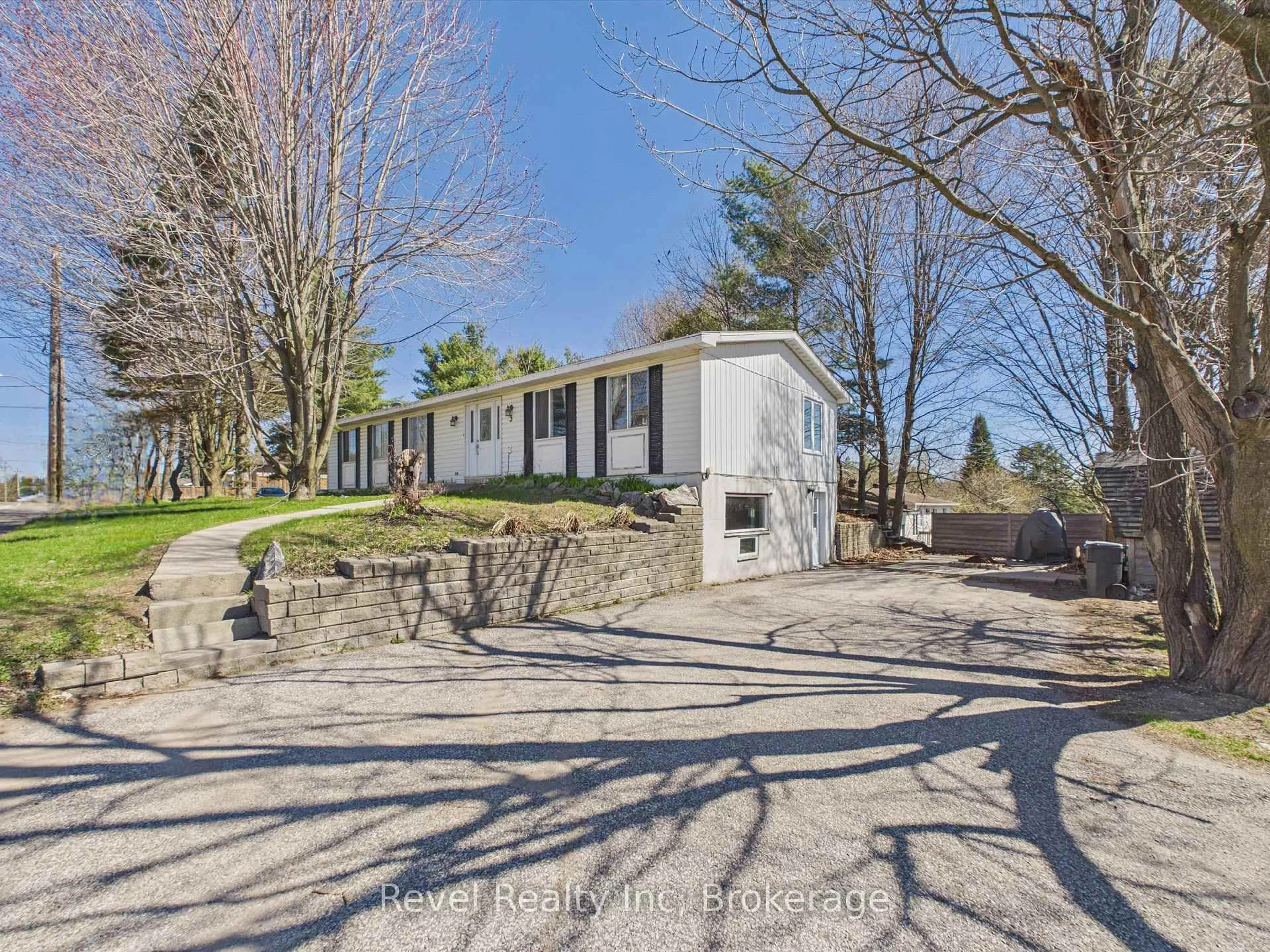 A pic from outside/outdoor area/front of a property/back of a property/a pic from drone, street for 3 Wellington St, Bracebridge Ontario P1L 1E8