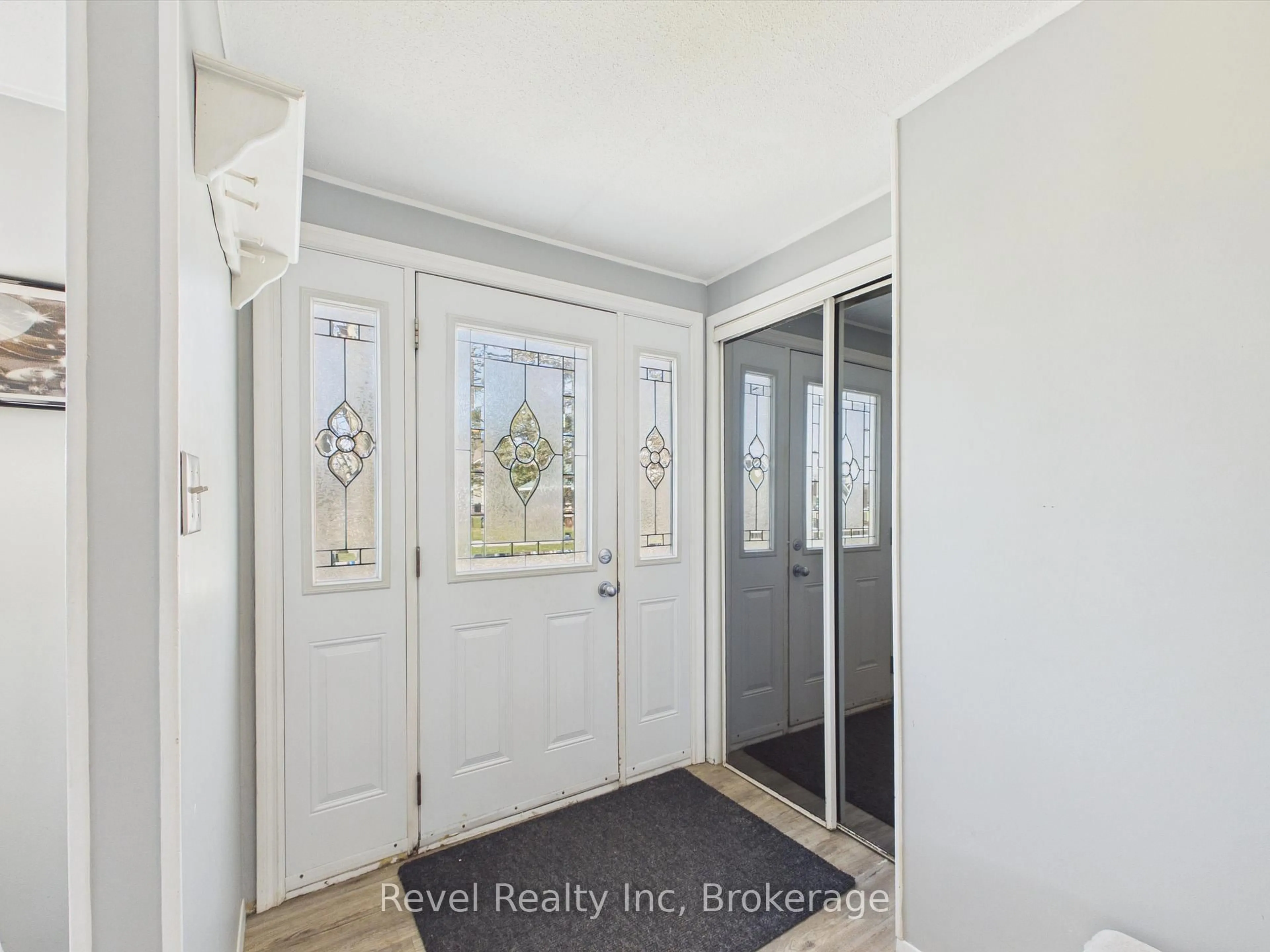 Indoor entryway for 3 Wellington St, Bracebridge Ontario P1L 1E8