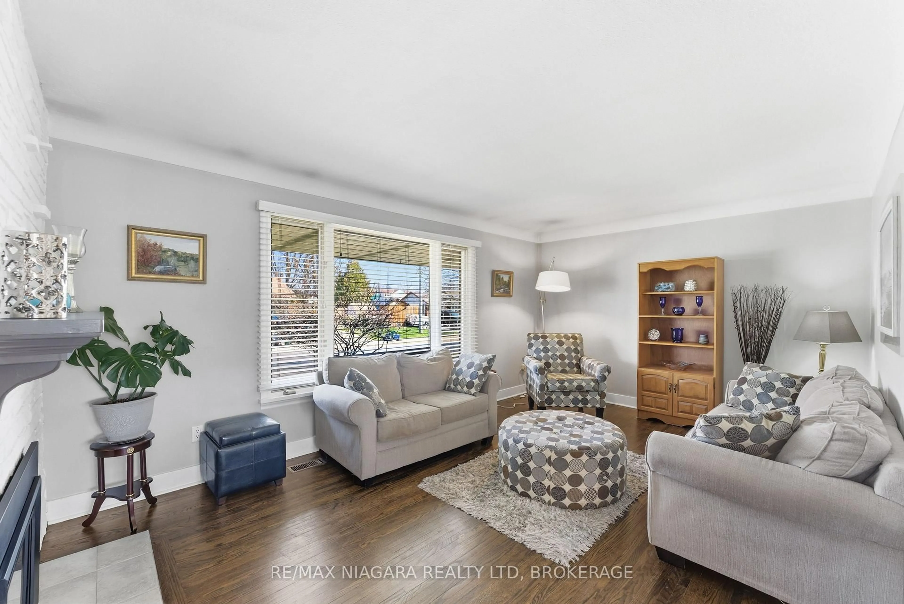 Living room with furniture, unknown for 6596 HUGGINS St, Niagara Falls Ontario L2J 1H4