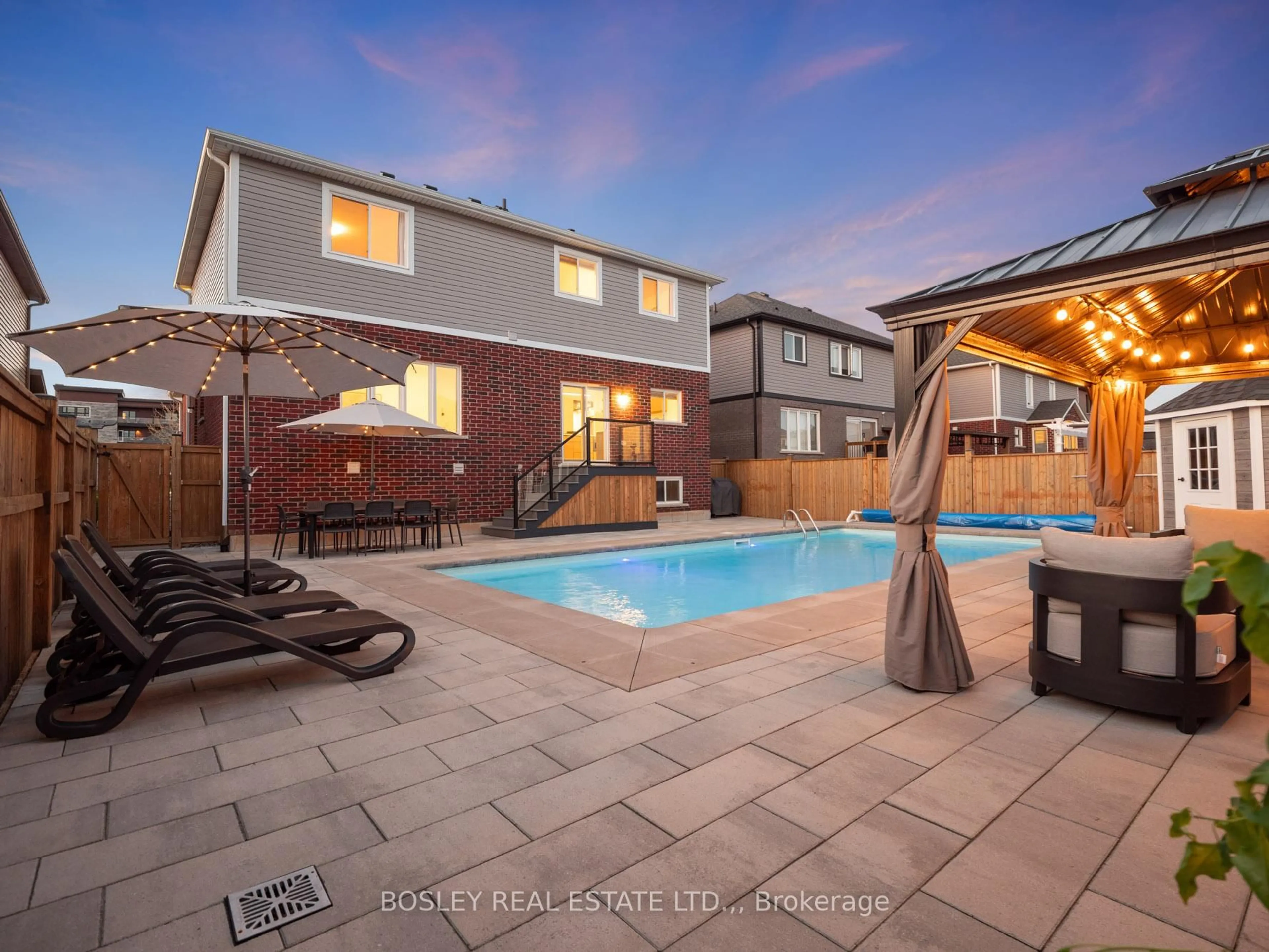 A pic from outside/outdoor area/front of a property/back of a property/a pic from drone, street for 75 Bergenstein Cres, Pelham Ontario L3E 0A1