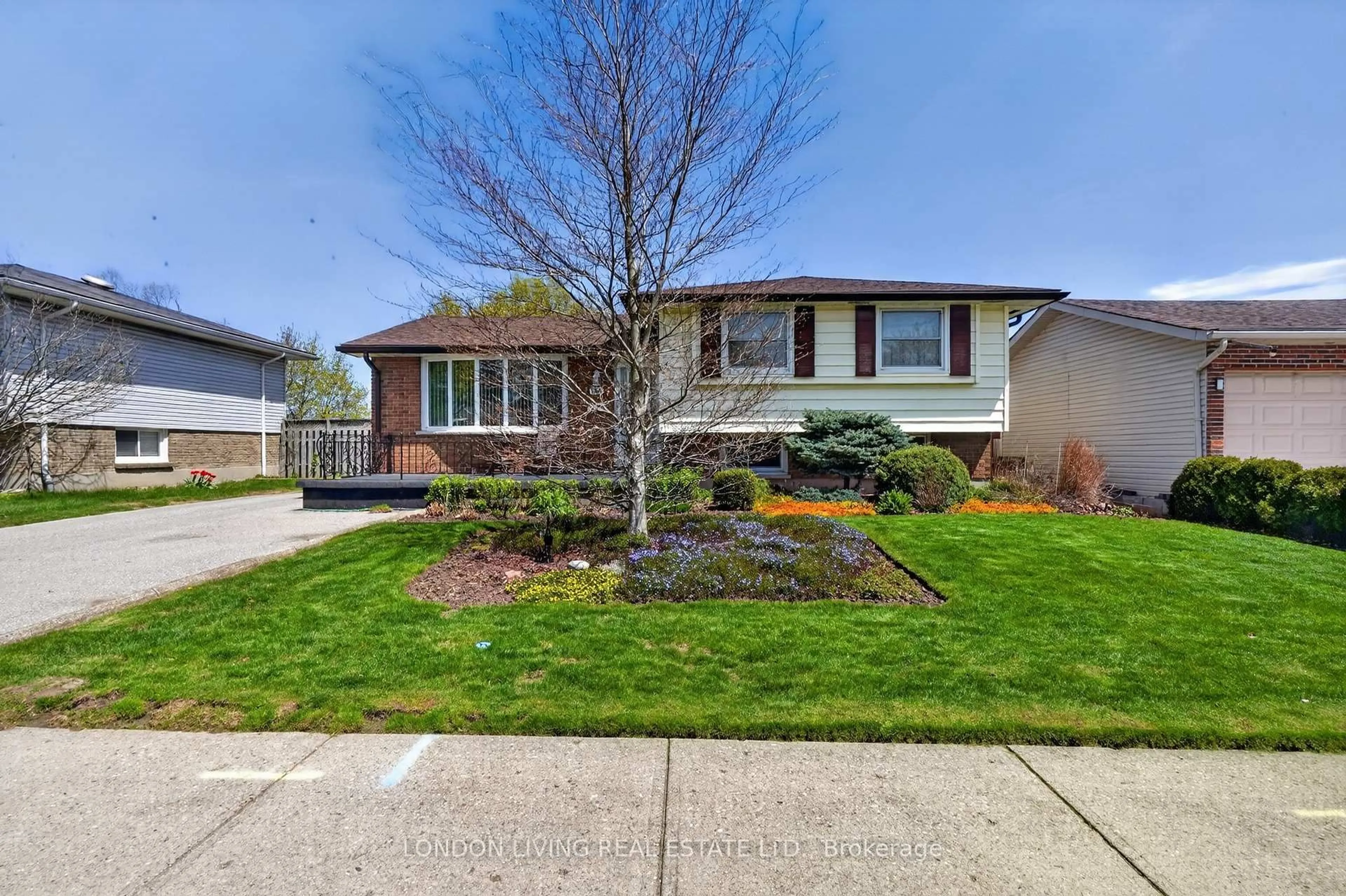 Home with vinyl exterior material, street for 965 Osgoode Dr, London South Ontario N6E 1C9