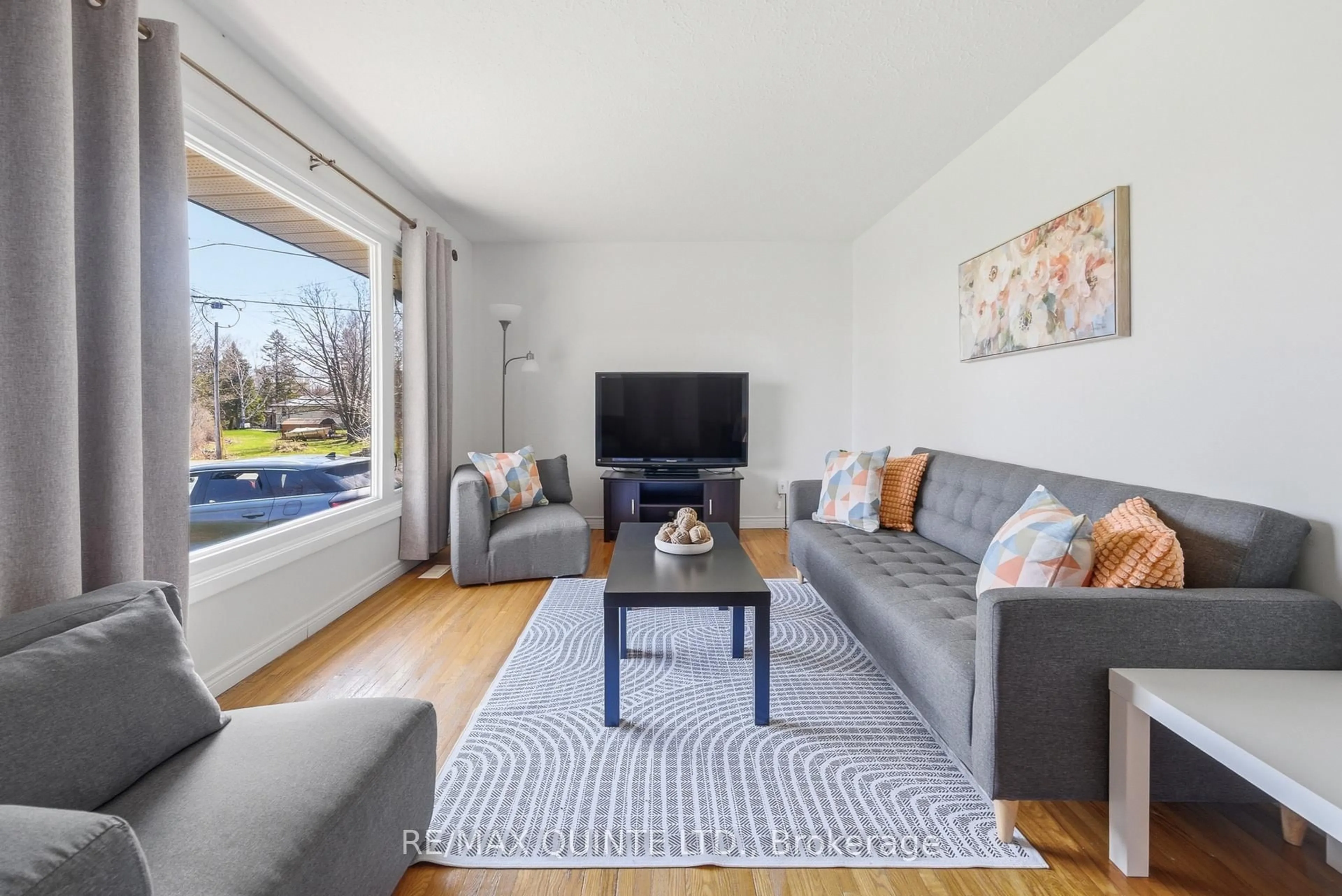 Living room with furniture, wood/laminate floor for 21 Rockhill Crt, Quinte West Ontario K8R 1G2