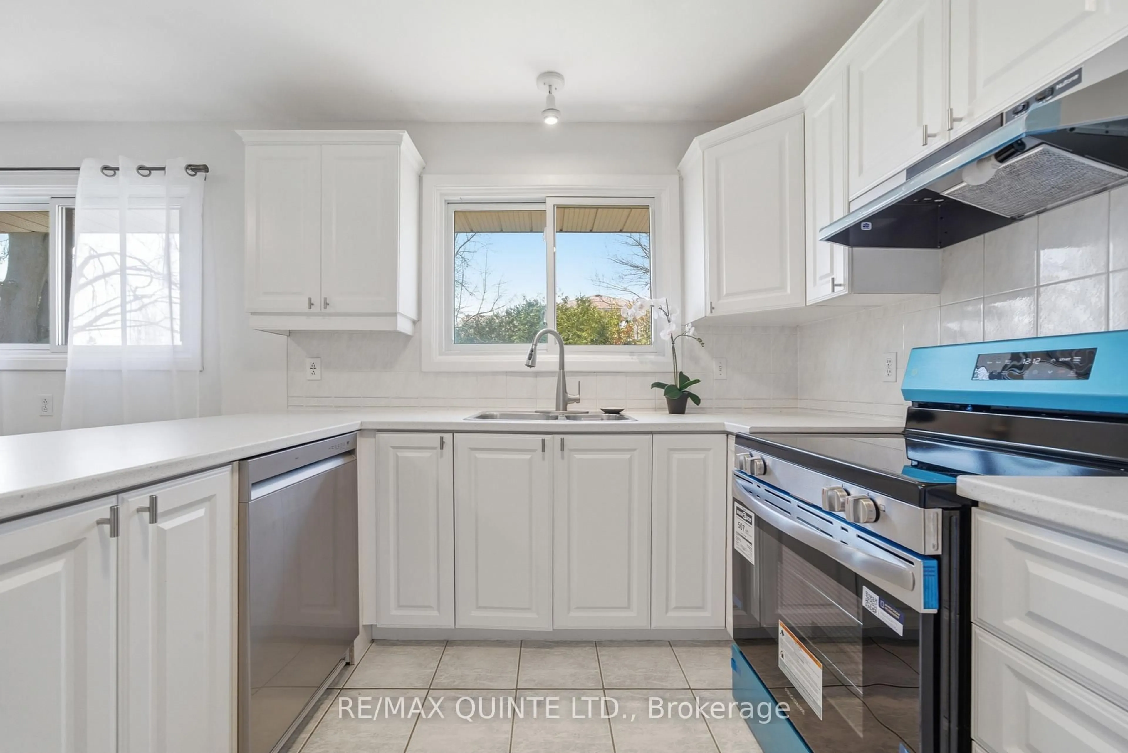 Standard kitchen, unknown for 21 Rockhill Crt, Quinte West Ontario K8R 1G2