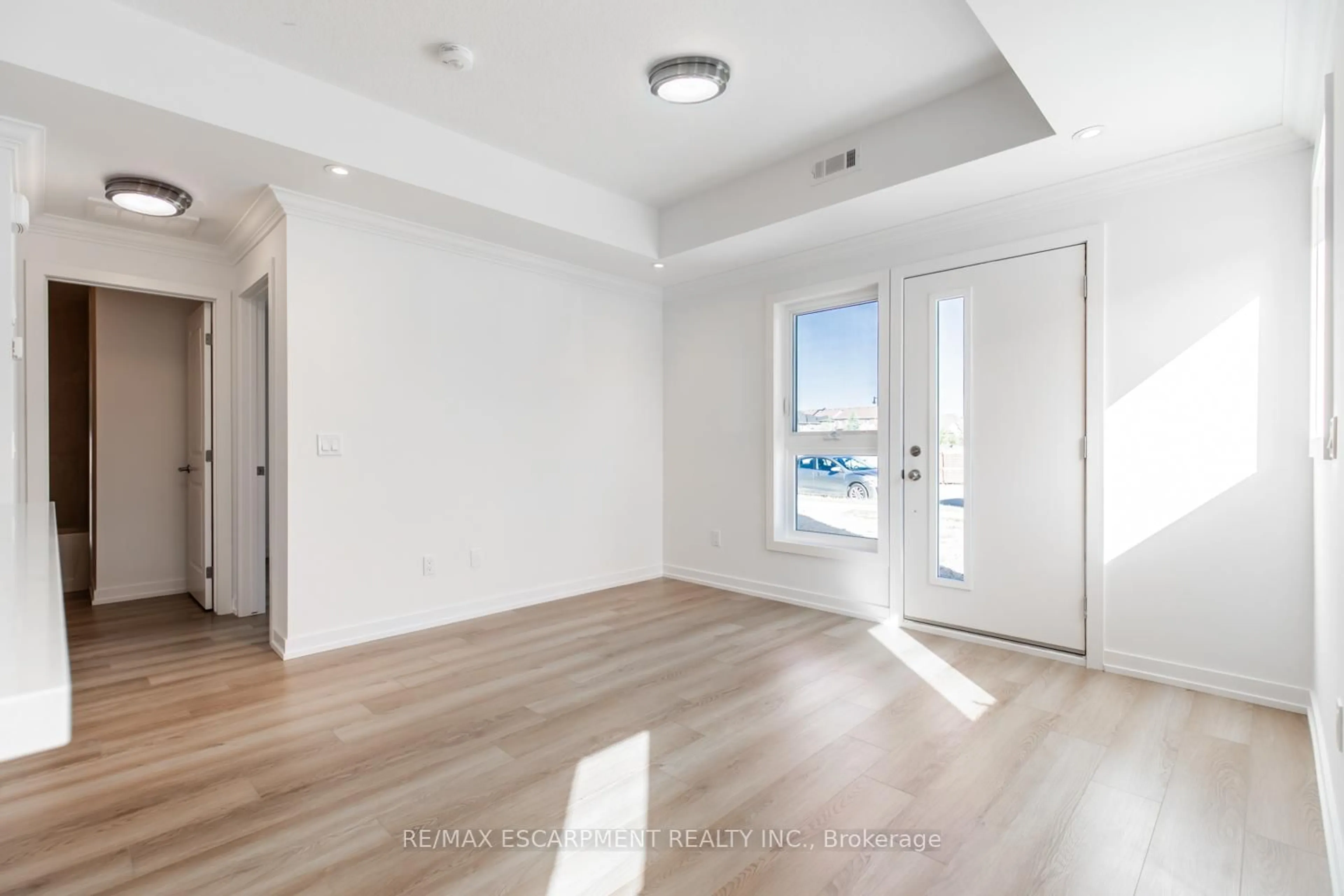 Indoor entryway for 64 Kenesky Dr, Hamilton Ontario L8B 2A9