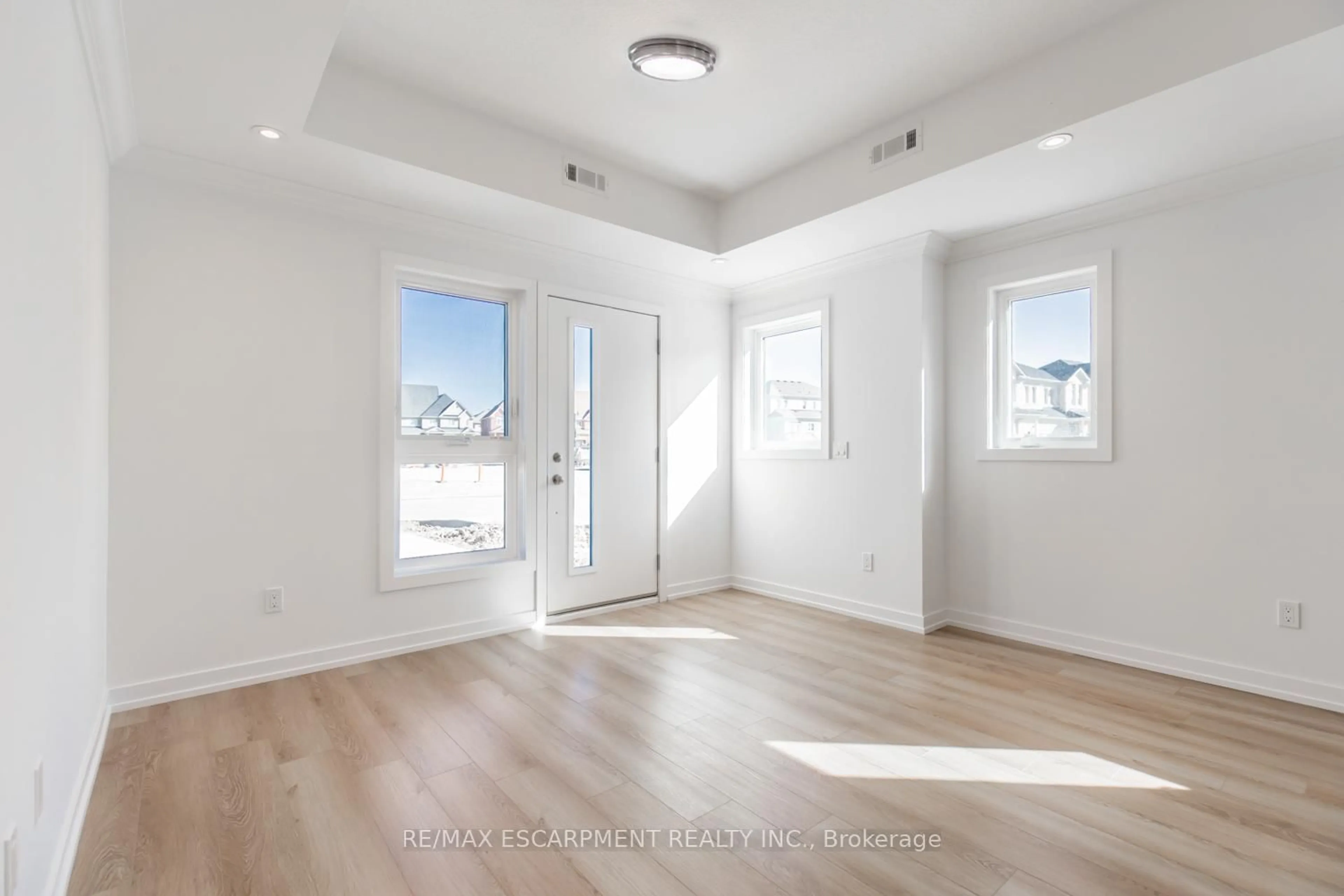 Indoor entryway for 64 Kenesky Dr, Hamilton Ontario L8B 2A9