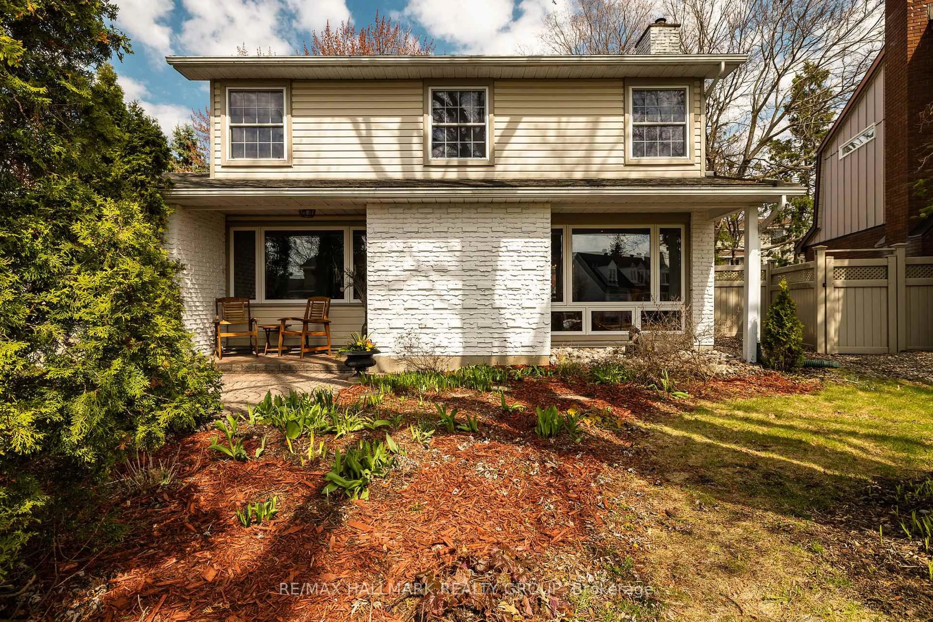 Home with vinyl exterior material, street for 1851 Appleford St, Ottawa Ontario K1J 6T5