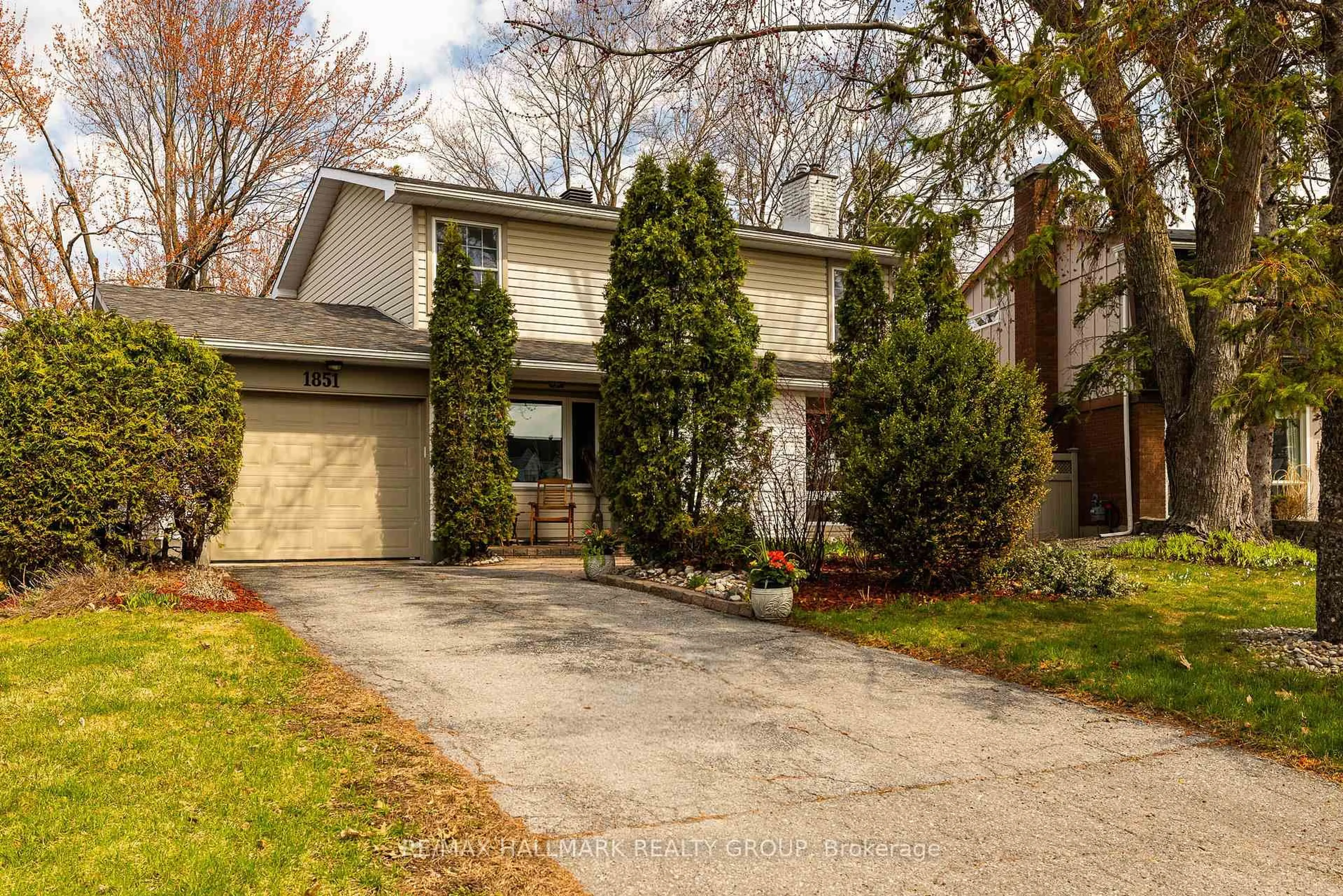 Home with brick exterior material, street for 1851 Appleford St, Ottawa Ontario K1J 6T5