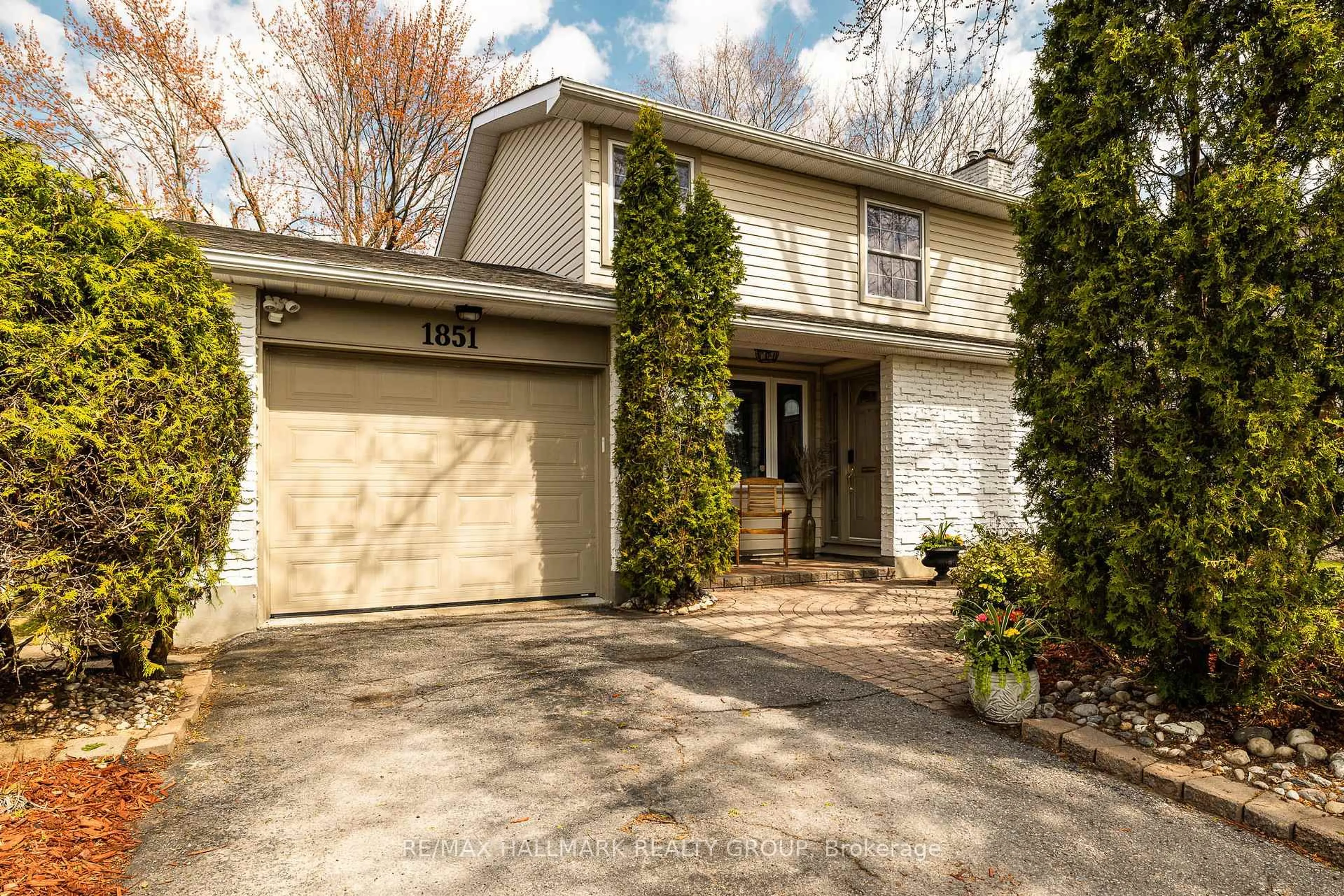 Home with vinyl exterior material, street for 1851 Appleford St, Ottawa Ontario K1J 6T5