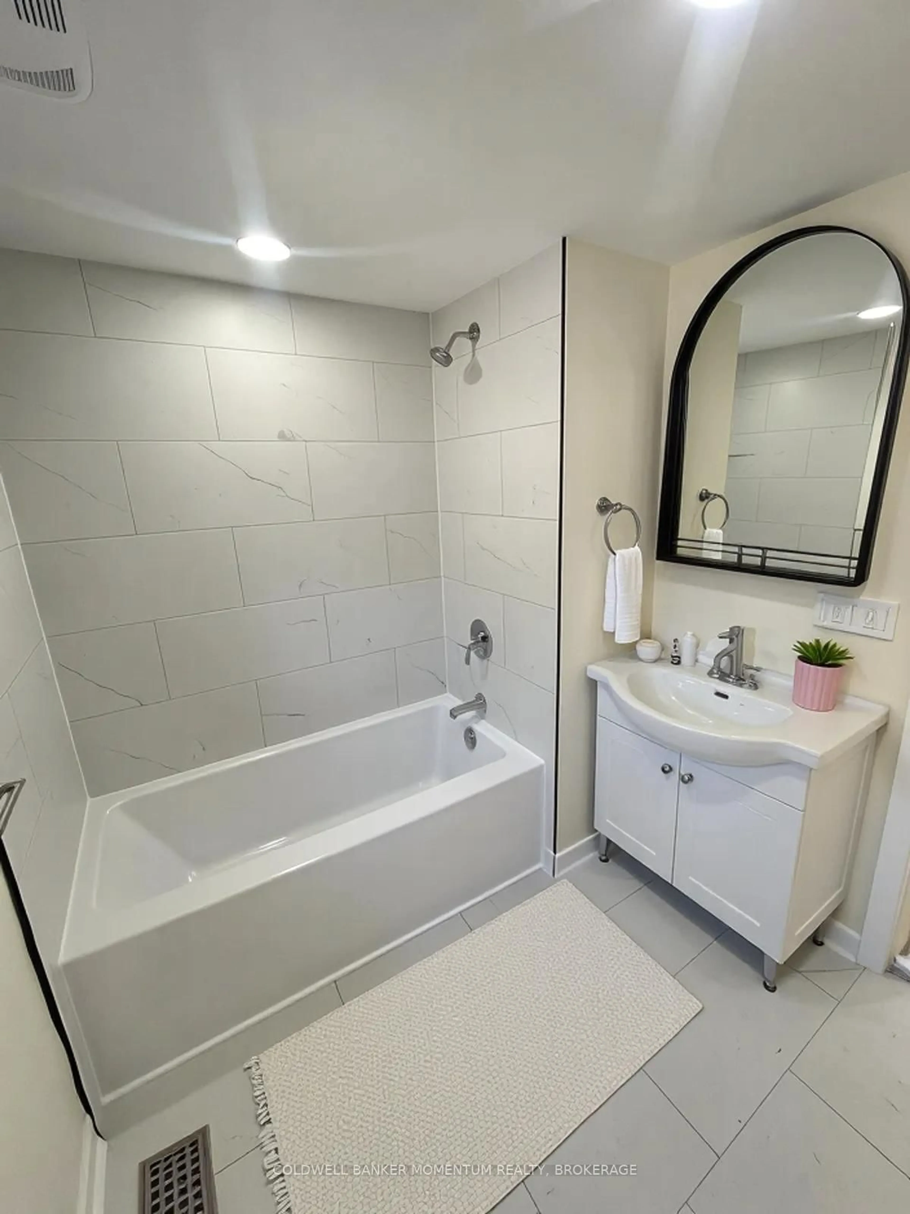Standard bathroom, ceramic/tile floor for 51 Rykert St, St. Catharines Ontario L2S 1Z2