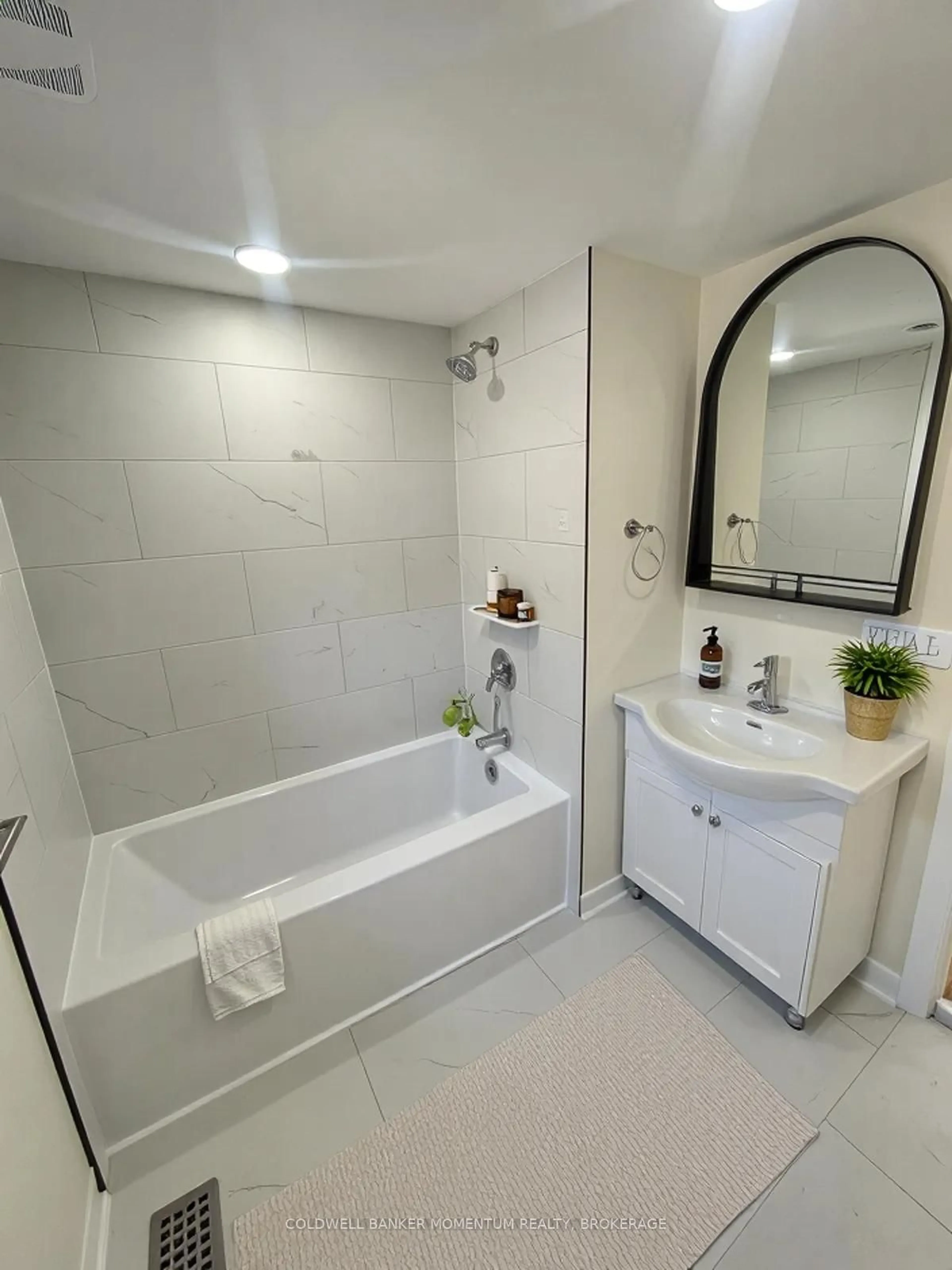 Standard bathroom, ceramic/tile floor for 51 Rykert St, St. Catharines Ontario L2S 1Z2