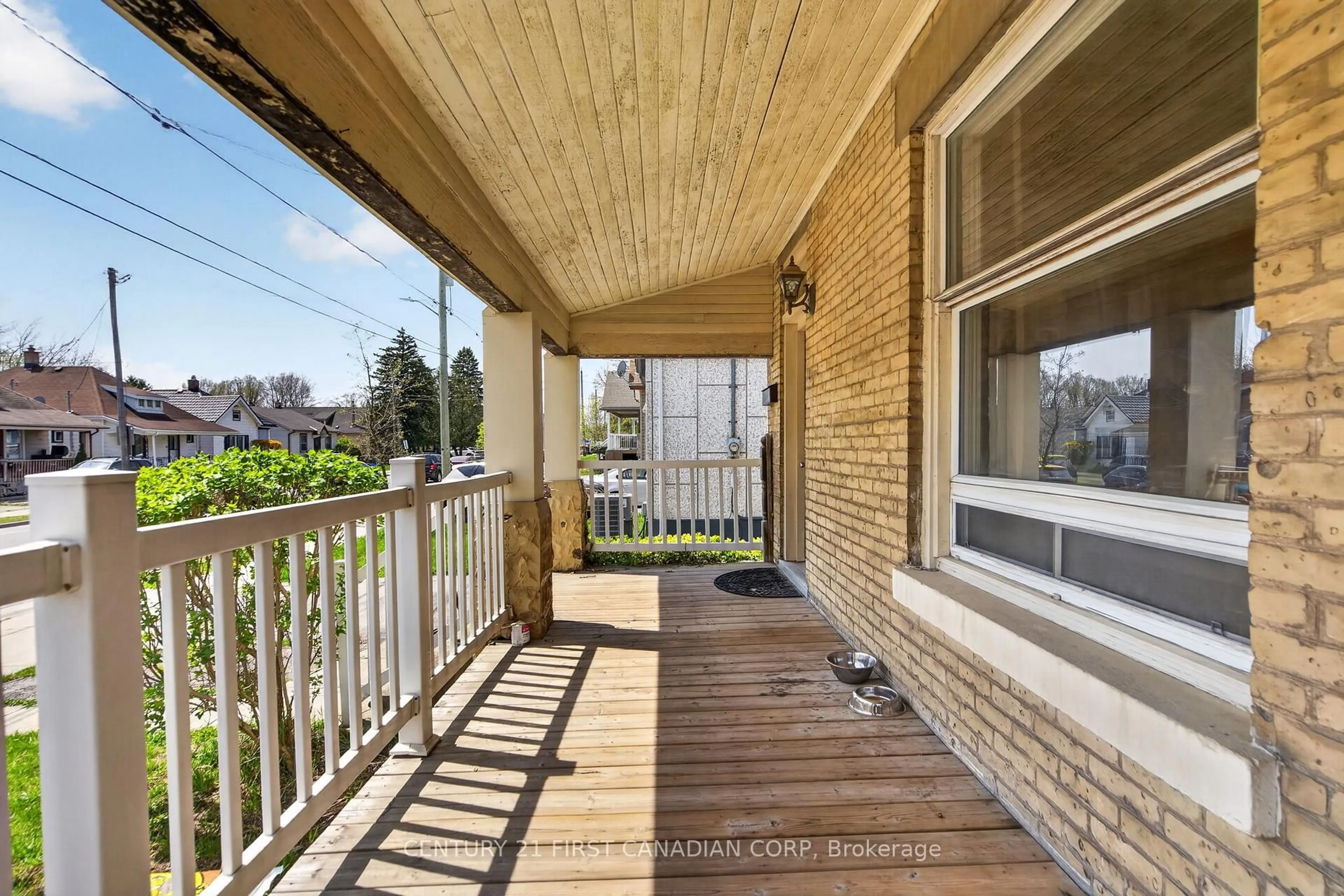 Patio, street for 1080 Trafalgar St, London East Ontario N5Z 1G7