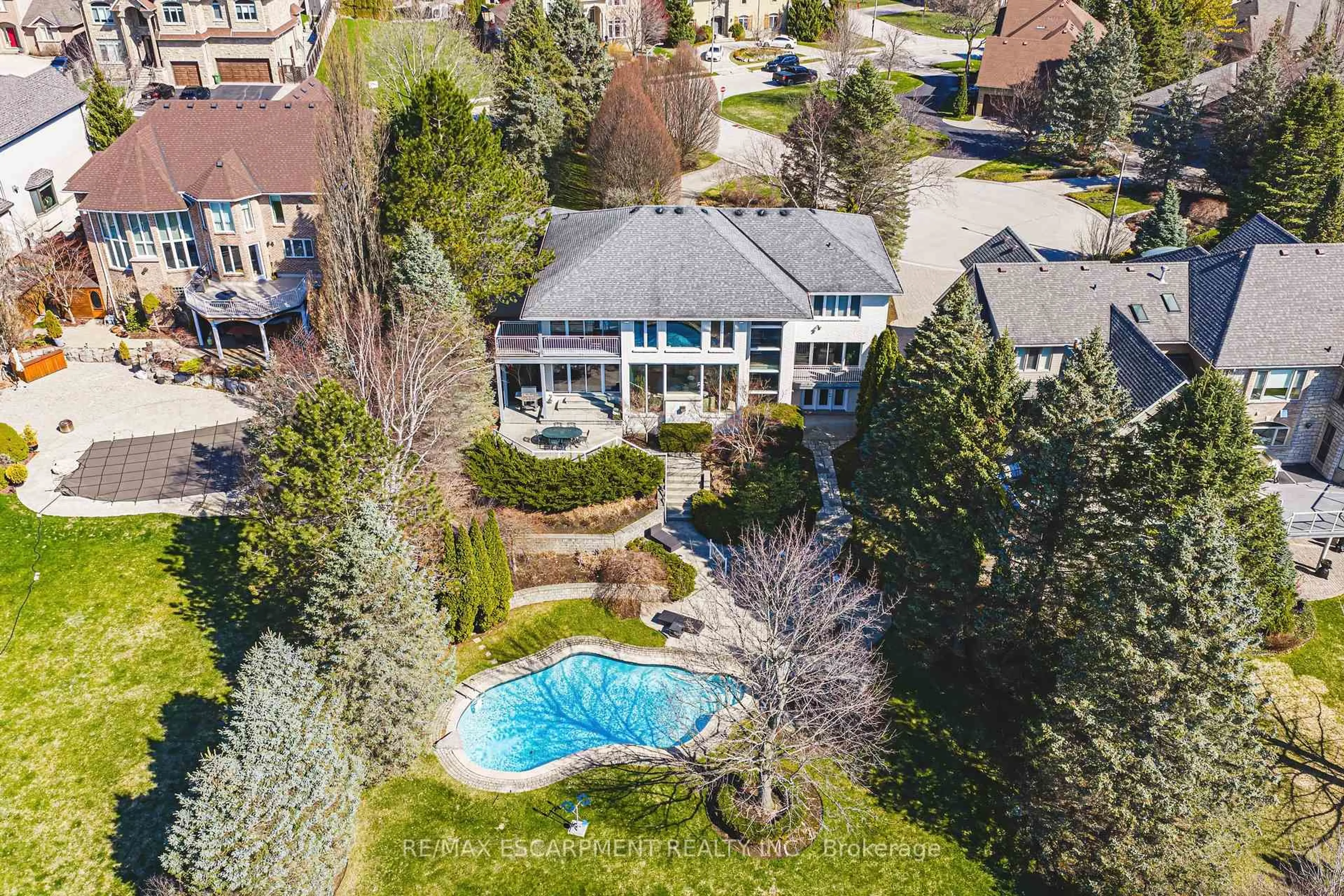 A pic from outside/outdoor area/front of a property/back of a property/a pic from drone, street for 2 Anslow Crt, Hamilton Ontario L9H 6Z2