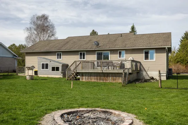 123 Douglas St, Chatsworth 2