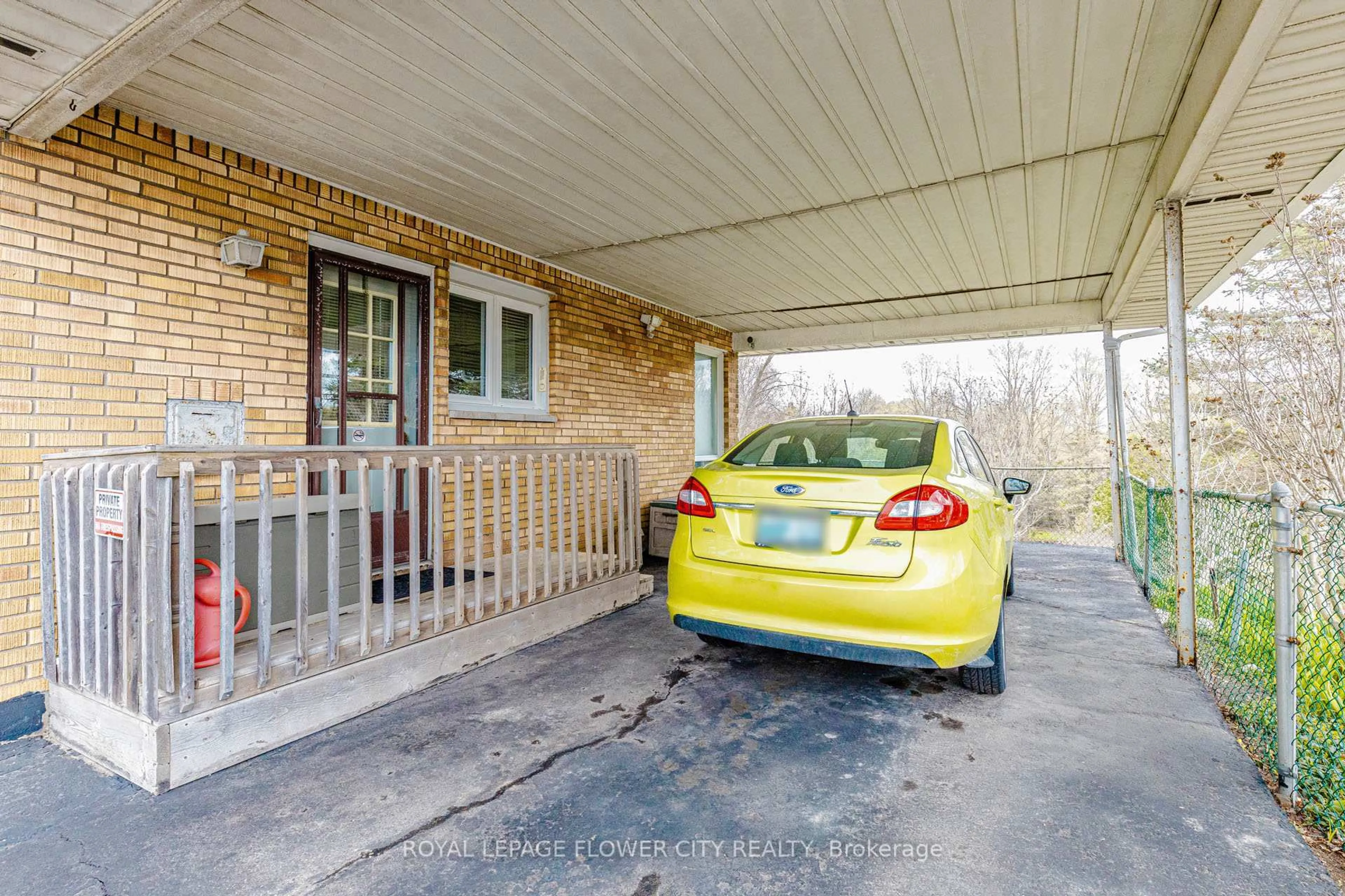 Indoor garage for 1433 FANSHAWE PARK Rd, London North Ontario N5X 4A3
