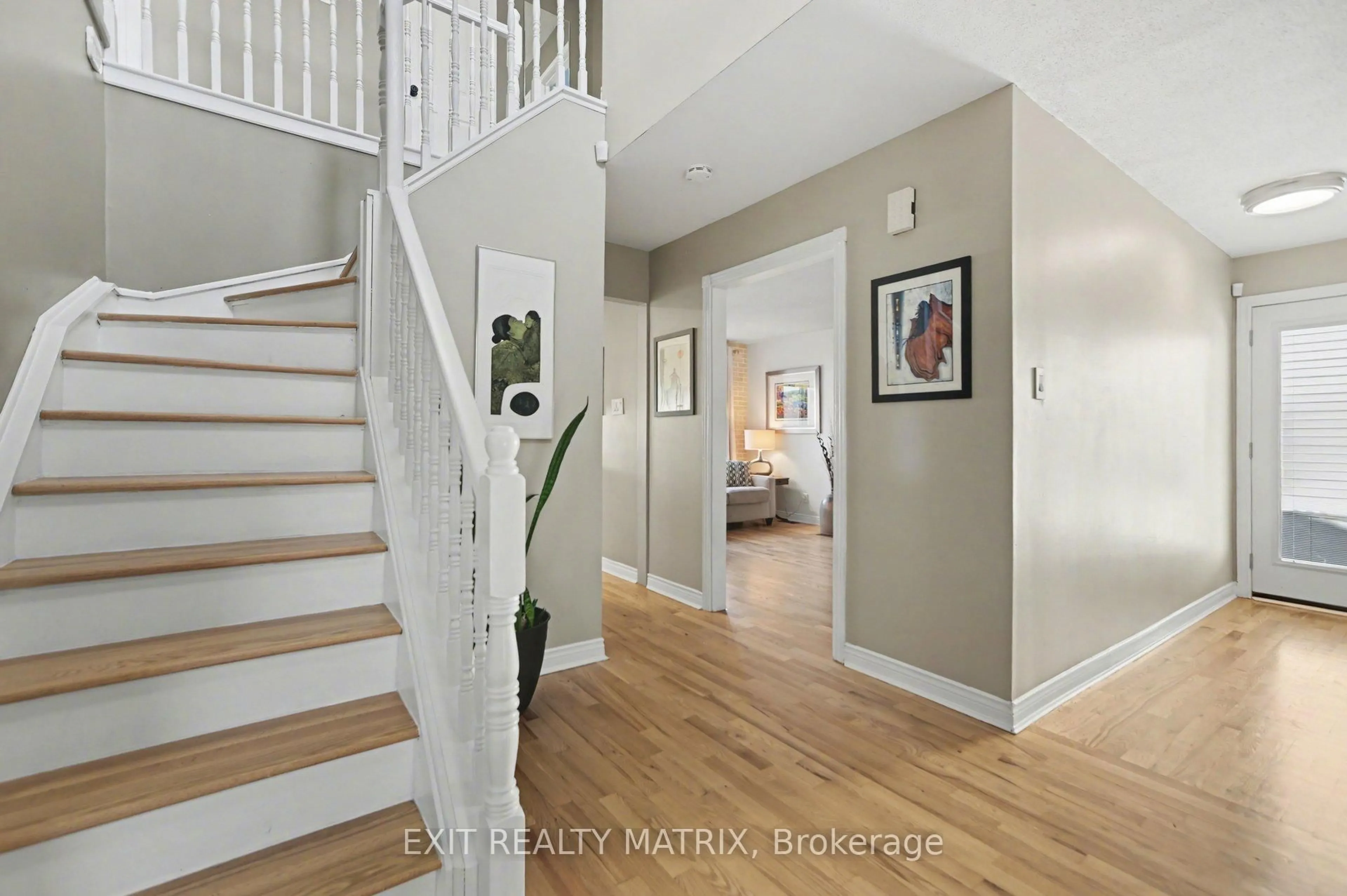 Indoor entryway for 1583 Sunview Dr, Ottawa Ontario K1C 5A6