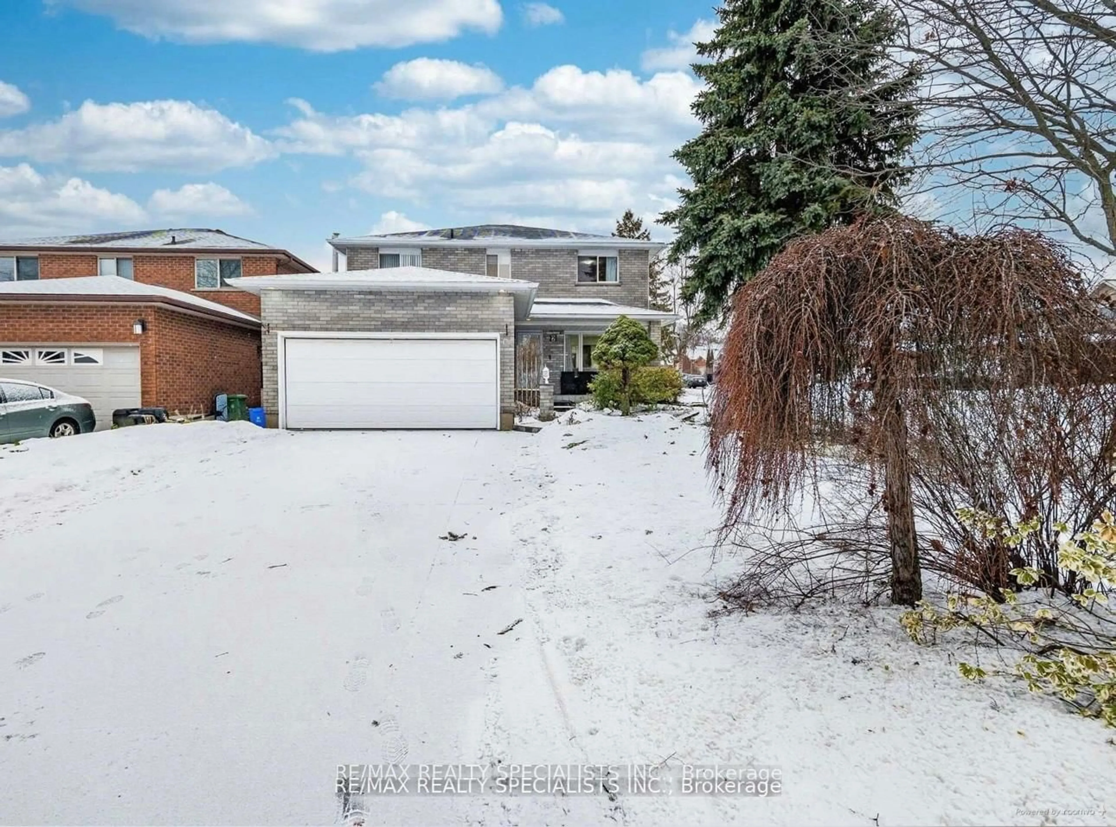 A pic from outside/outdoor area/front of a property/back of a property/a pic from drone, street for 2 Robespierre Crt, Hamilton Ontario L9B 2G6