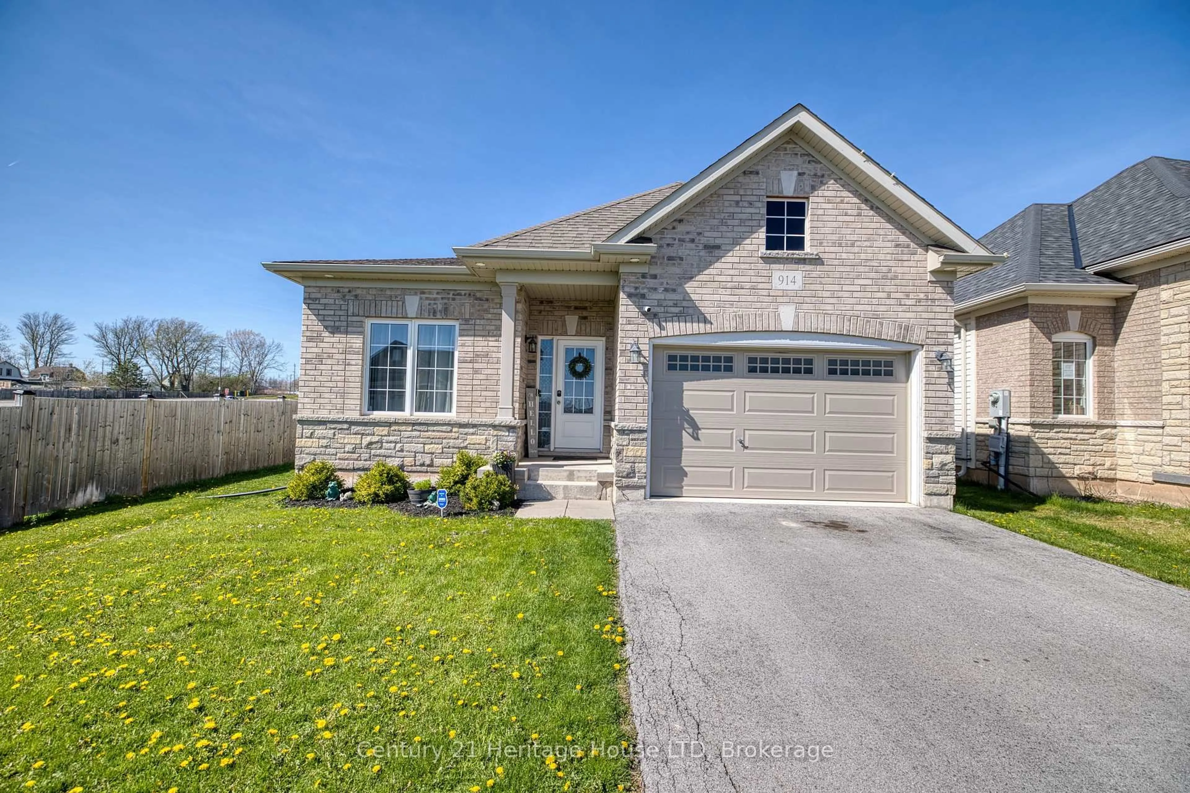 Home with brick exterior material, street for 914 Burwell St, Fort Erie Ontario L2A 0E3