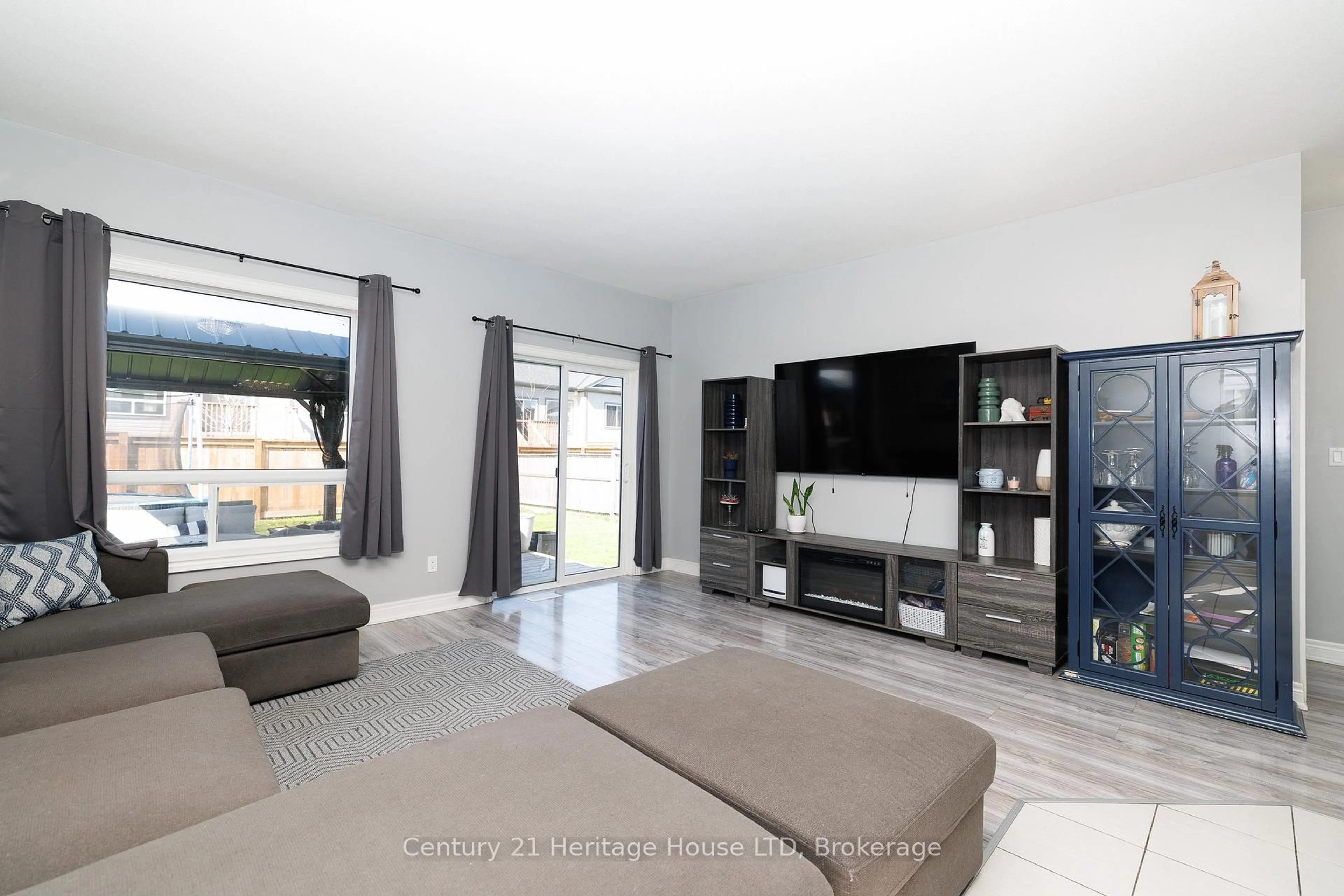 Living room with furniture, unknown for 914 Burwell St, Fort Erie Ontario L2A 0E3