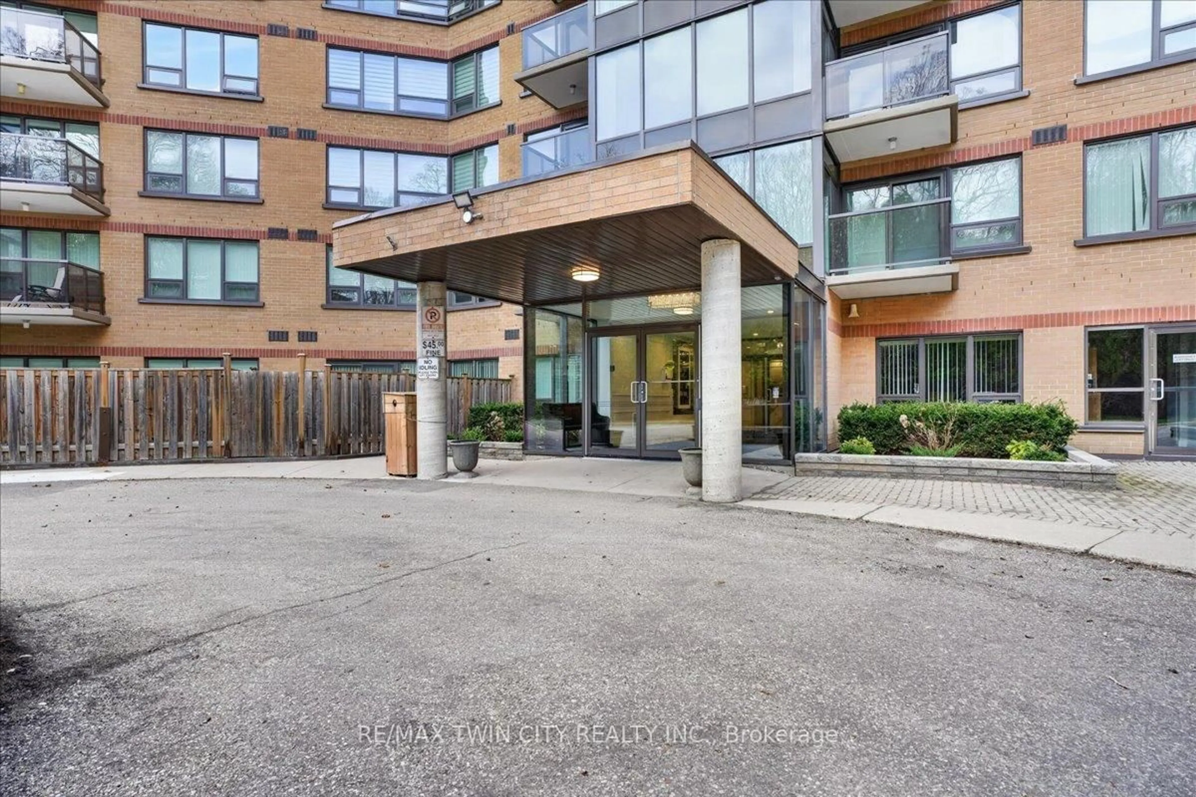 Indoor foyer for 237 King St #604, Cambridge Ontario N3H 5L2