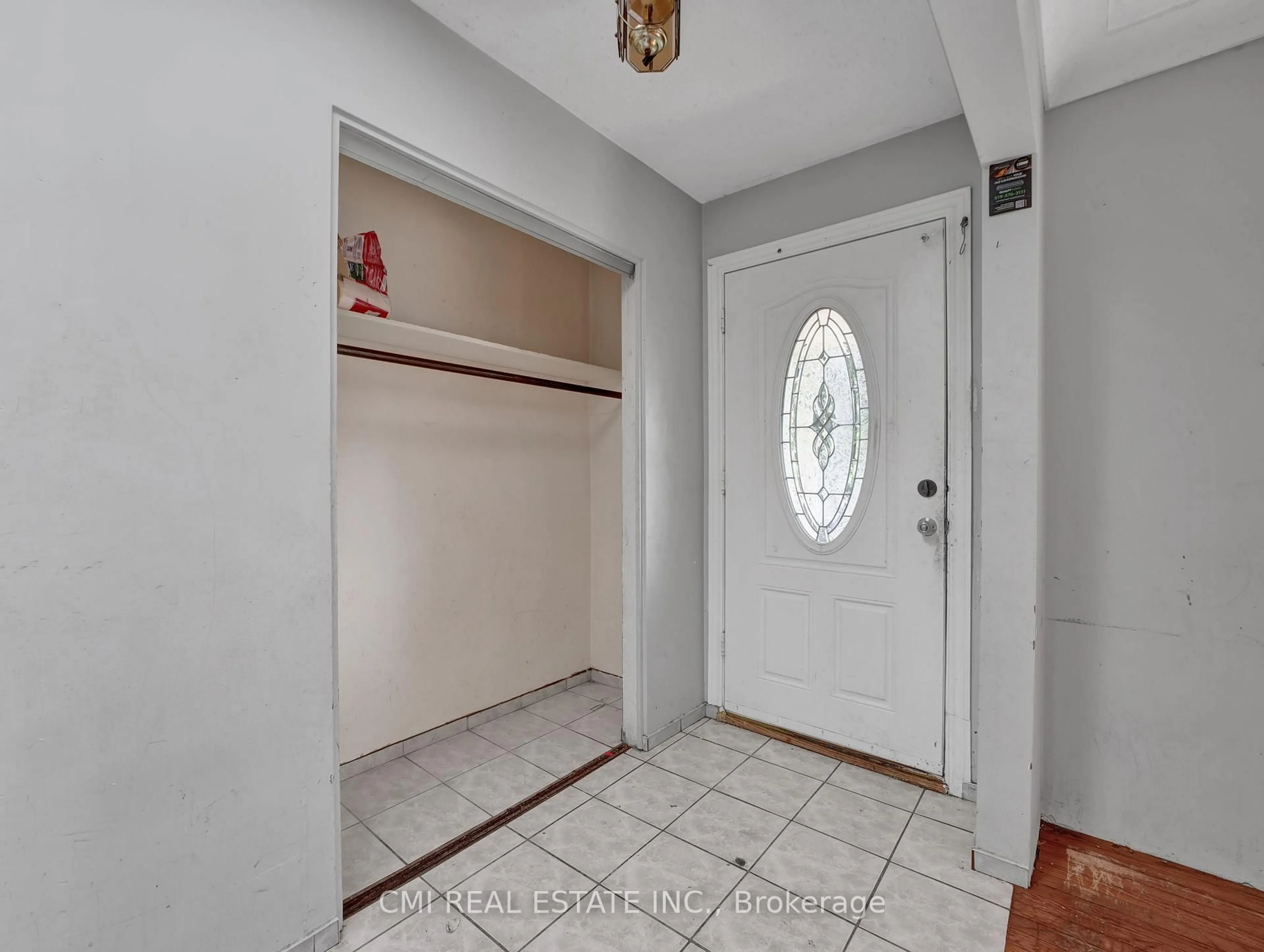 Indoor entryway for 74 Brier Park Rd, Brantford Ontario N3R 5T4