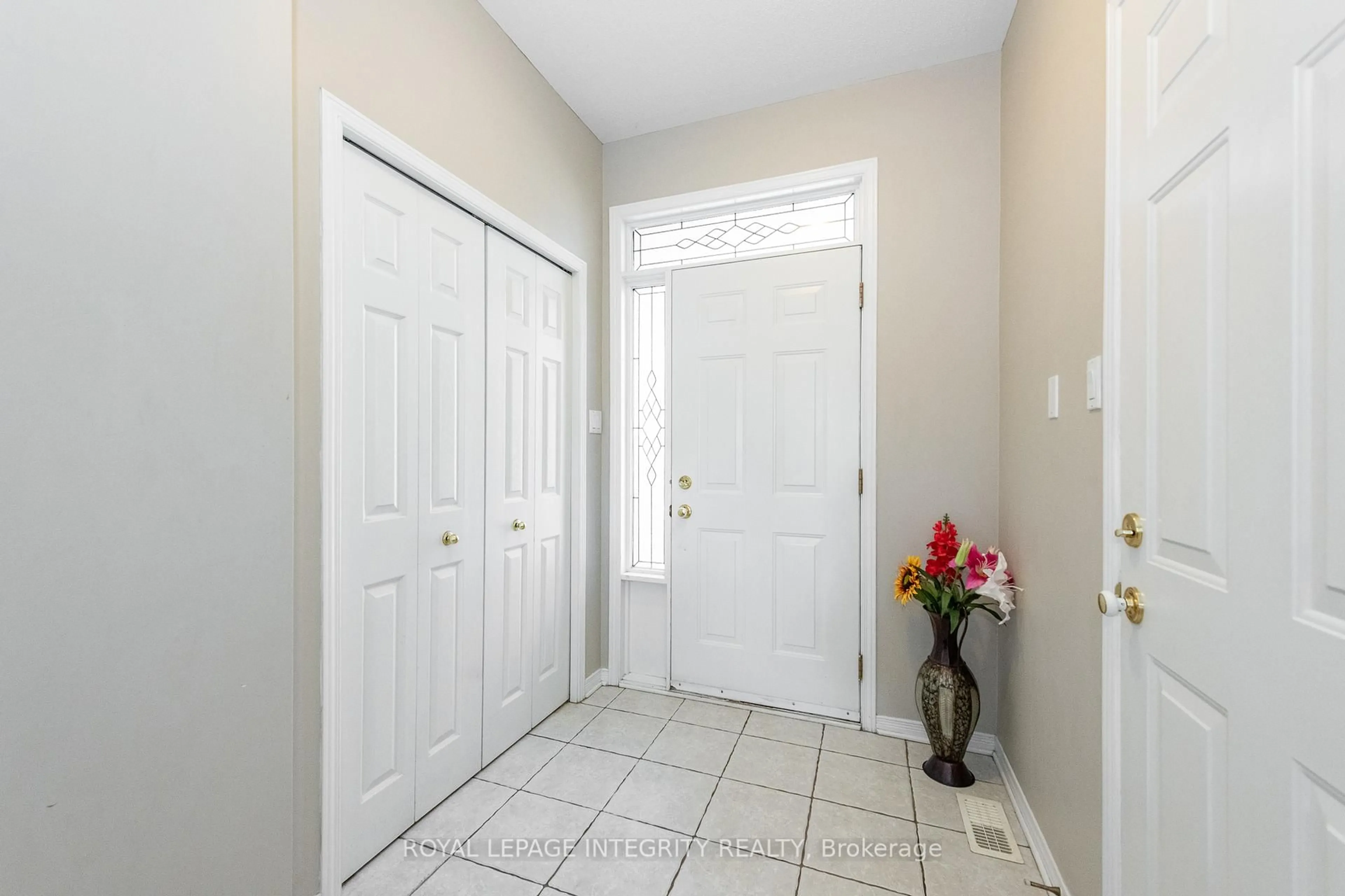Indoor entryway for 915 Schooner Cres, Ottawa Ontario K1V 1Y3