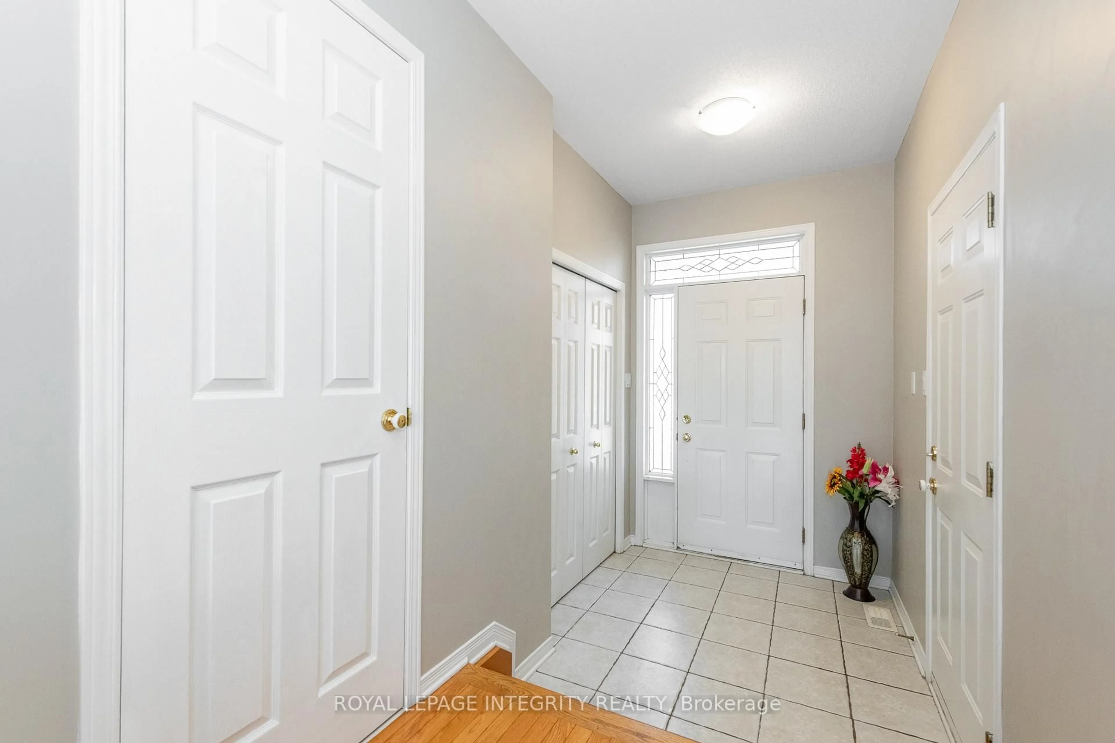 Indoor entryway for 915 Schooner Cres, Ottawa Ontario K1V 1Y3