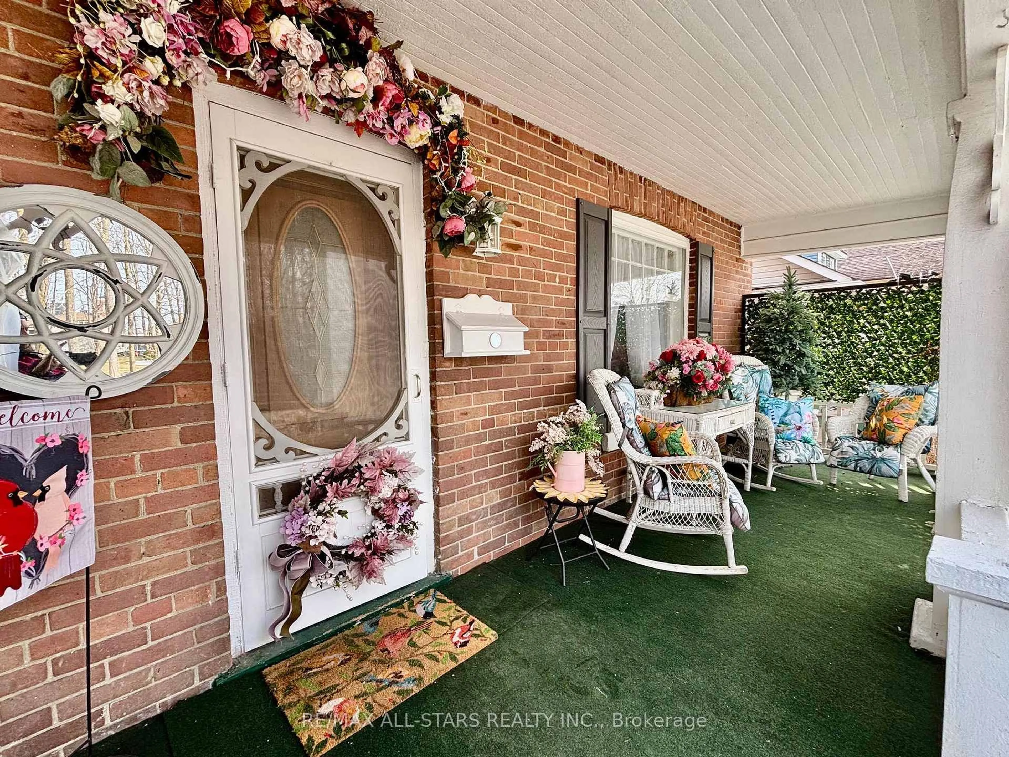 Indoor entryway for 28 Simcoe St, Kawartha Lakes Ontario K9V 2G4