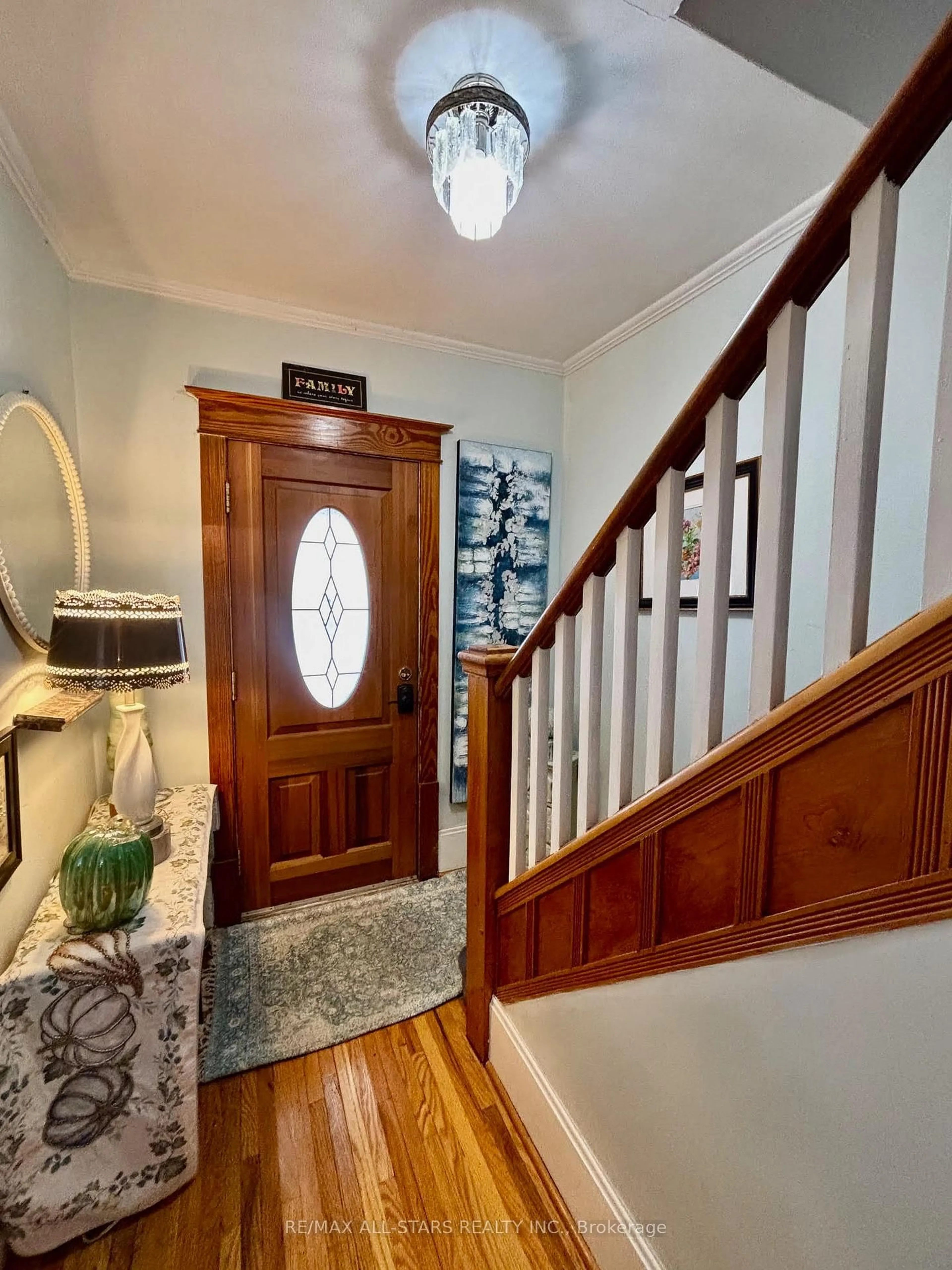 Indoor entryway for 28 Simcoe St, Kawartha Lakes Ontario K9V 2G4