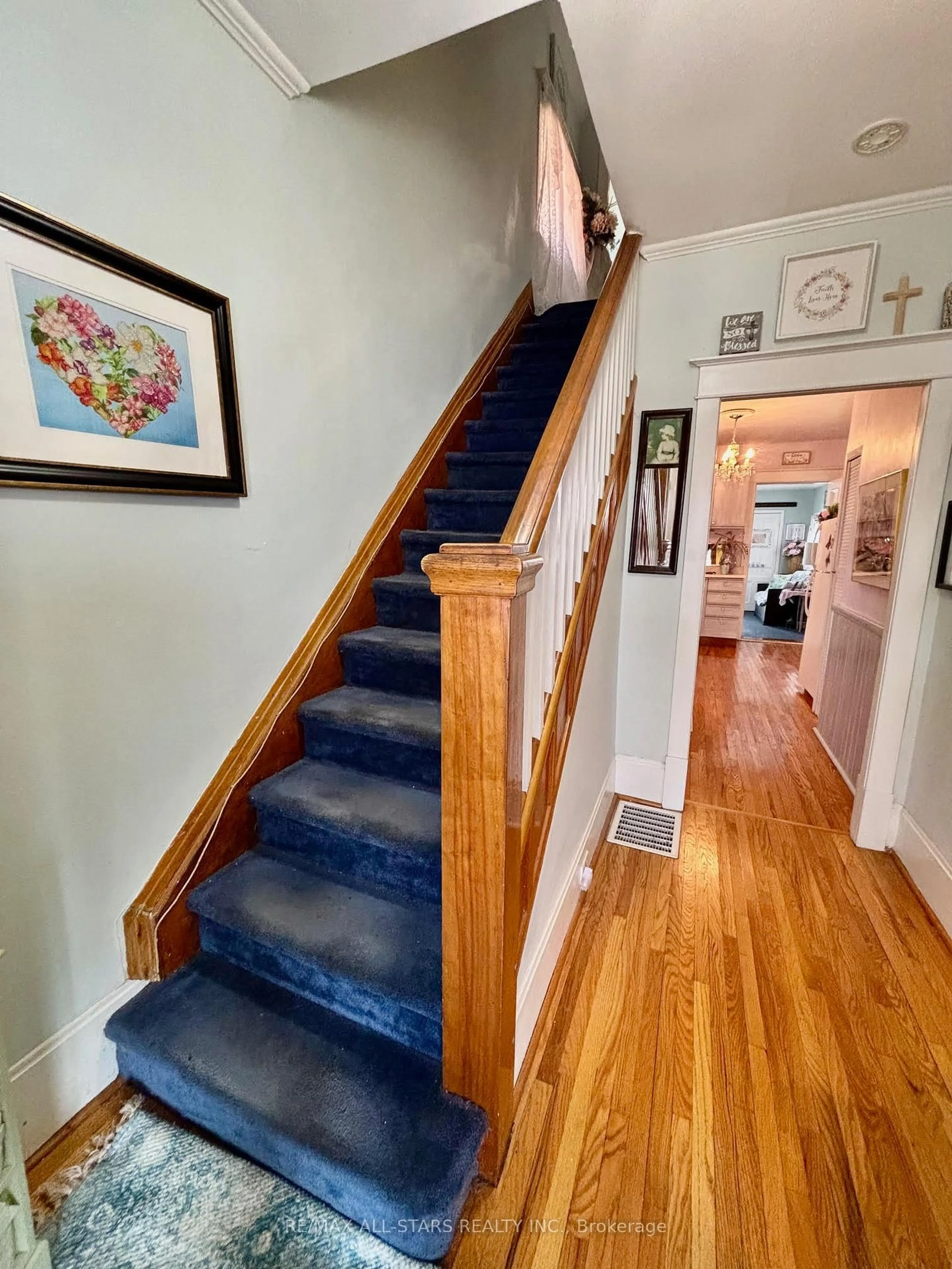 Stairs for 28 Simcoe St, Kawartha Lakes Ontario K9V 2G4
