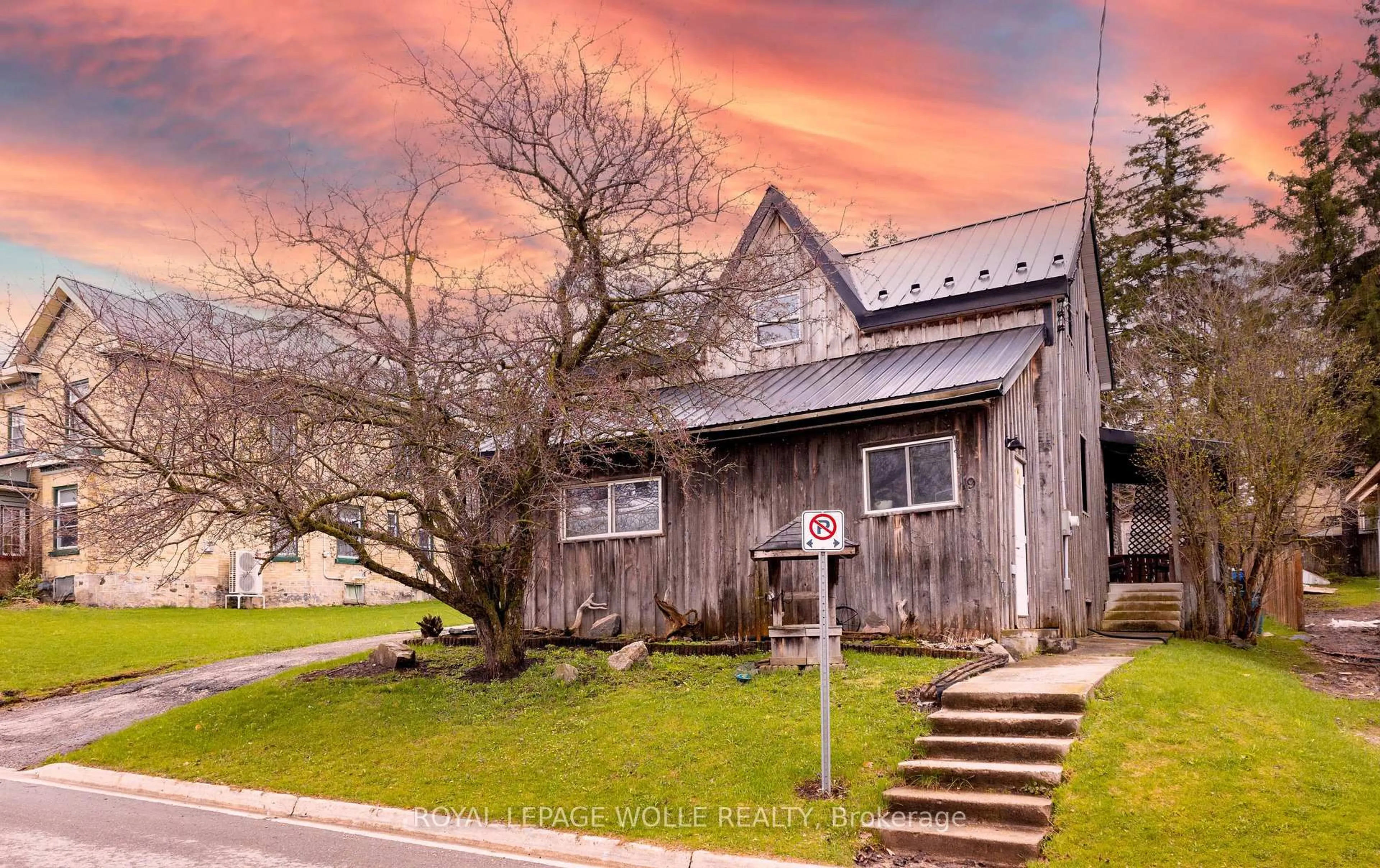A pic from outside/outdoor area/front of a property/back of a property/a pic from drone, street for 19 SPRING St, Mapleton Ontario N0G 1P0