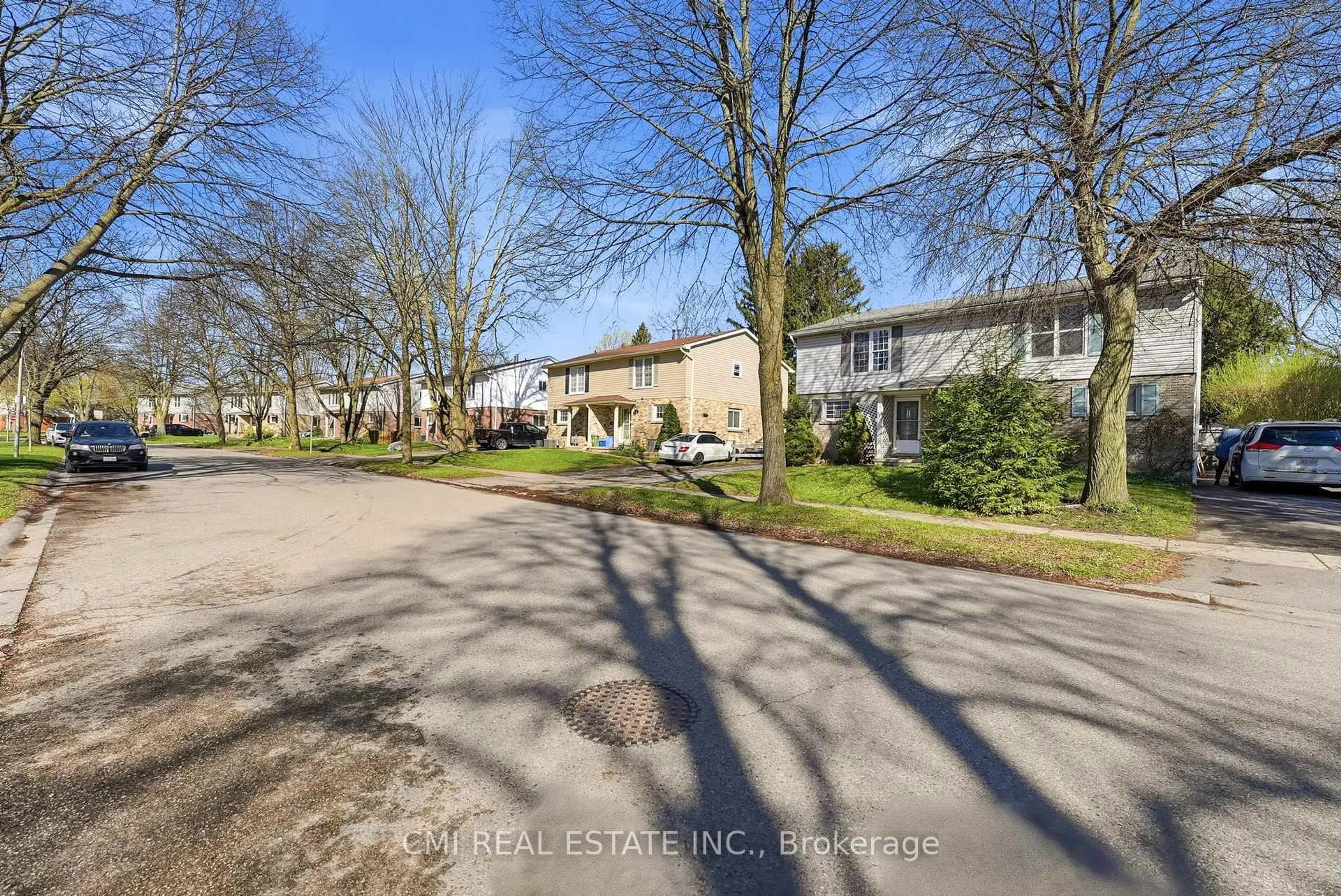 A pic from outside/outdoor area/front of a property/back of a property/a pic from drone, street for 117 Monmore Rd, London North Ontario N6G 2W7